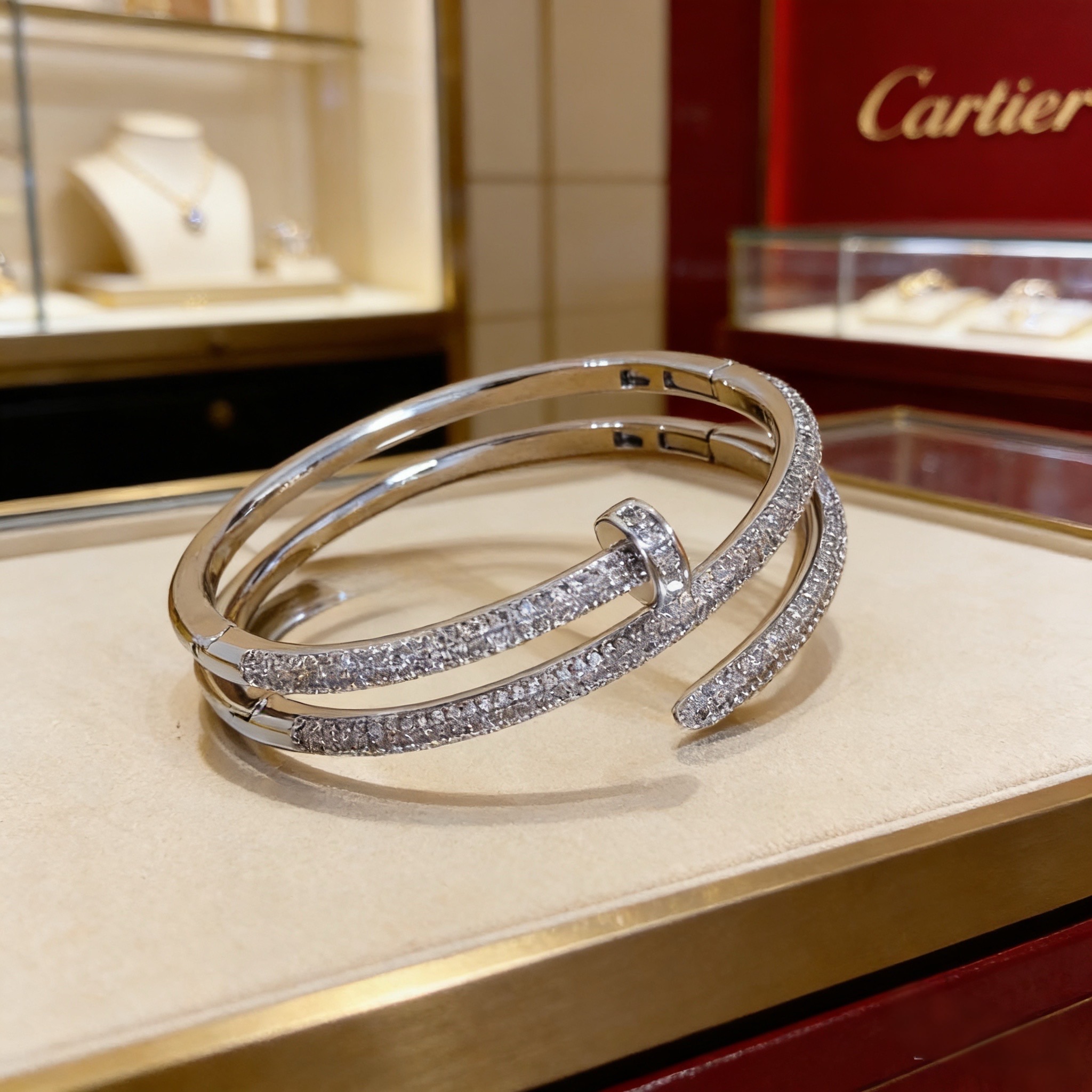 卡地亚镶钻钉子手镯 高端定制版本 镶嵌钻工艺 V金材质 经典而时尚风格 用凌厉线条重构爱情美学！打破常规