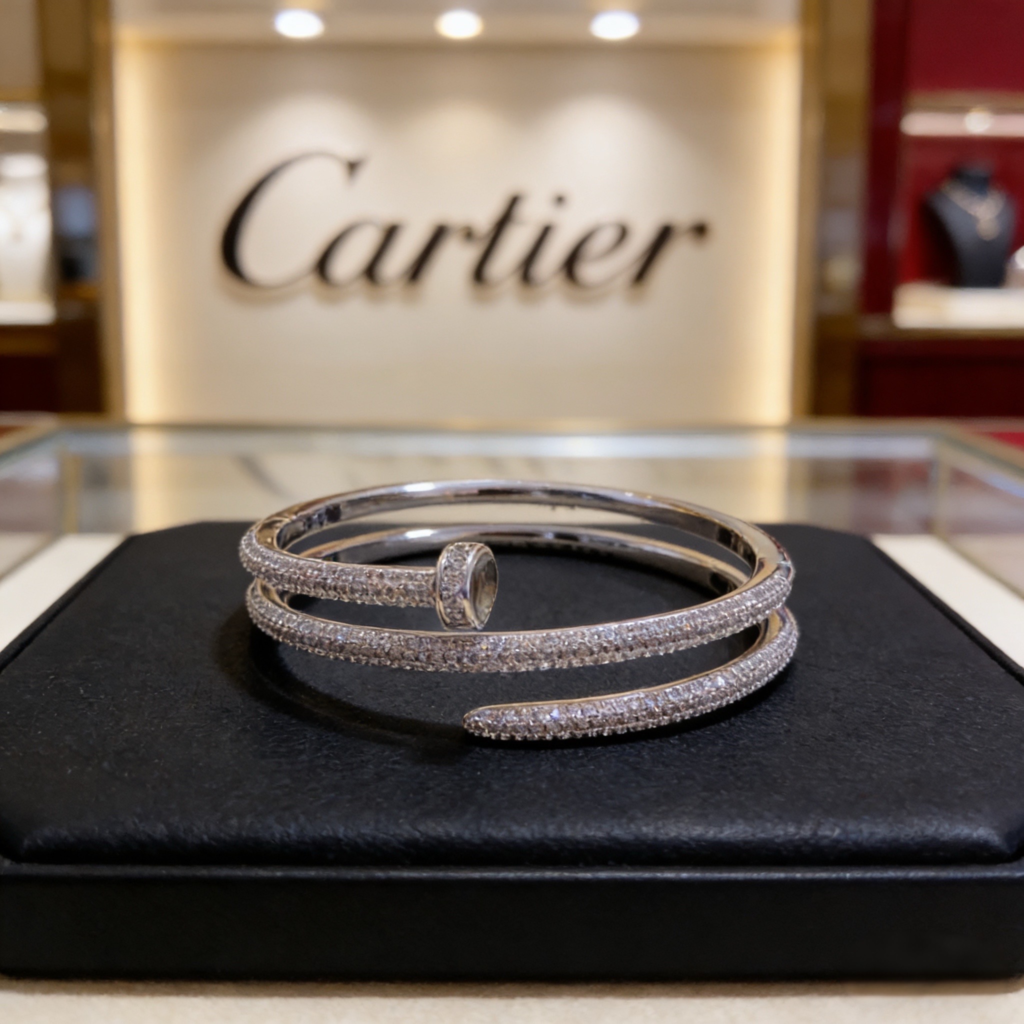 NO:754843,Cartier diamond-encrusted nail bracelet, high-end customized version, diamond-encrusted craftsmanship, V gold material, classic and fashionable style, reconstruct the aesthetics of love with sharp lines!  Breaking the rules, the diamond-encrusted design actually achieves the ceiling of high-end sense - no need for flashy accumulation, love should be as pure as ever. Cartier is loved by many celebrities and Internet celebrities. The Leopard series bracelet is absolutely an eternal classic, and it is not limited to men and women, and there is no age limit!  Wear it and you will be the center of attention!  , jewelry boutique, cartier, bracelet19860909卡地亚镶钻钉子手镯 高端定制版本 镶嵌钻工艺 V金材质 经典而时尚风格 用凌厉线条重构爱情美学！打破常规,镶嵌钻设计反而成就高级感天花板——无需浮华堆砌,爱本应纯粹如初 卡地亚受众多明星网红的爱戴 豹子系列手镯 绝对是永恒经典 而且男女不限 年龄不限 ！戴上它你就是焦点！,饰品精品,cartier,bracelet,Jewelry