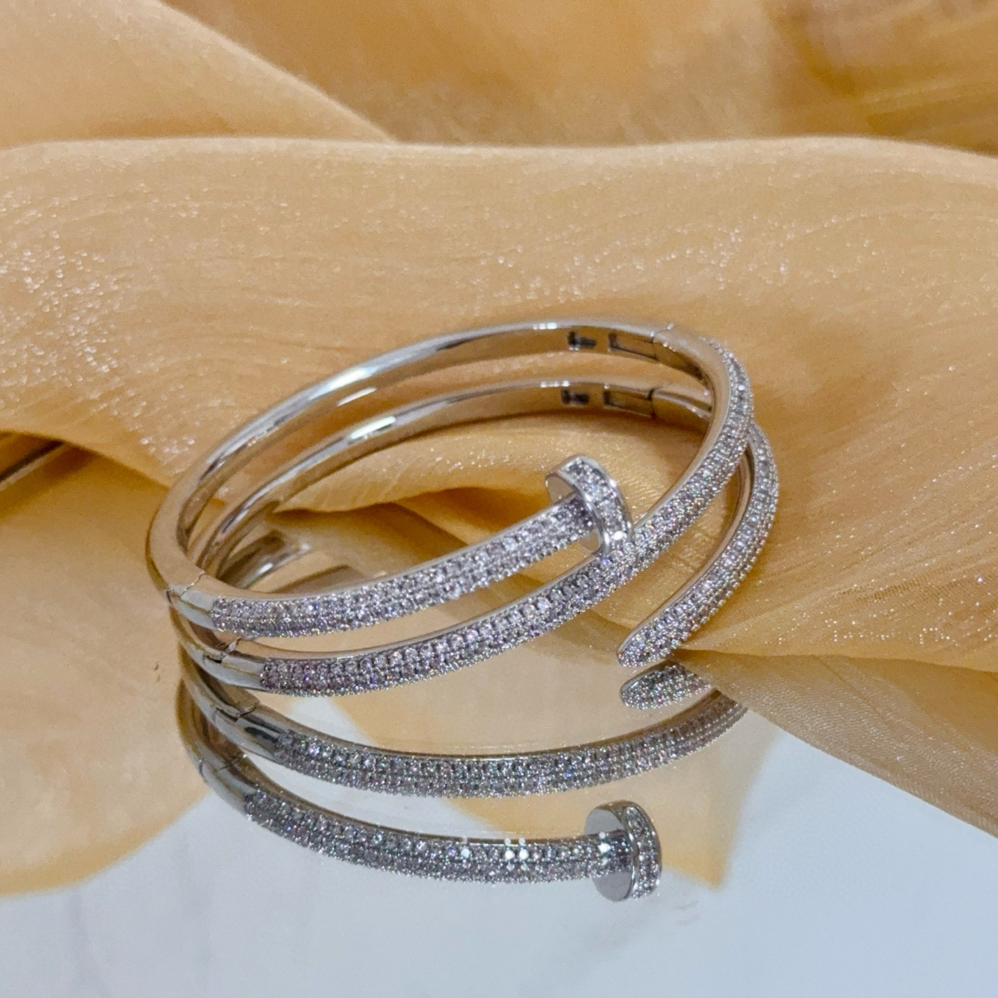 卡地亚镶钻钉子手镯 高端定制版本 镶嵌钻工艺 V金材质 经典而时尚风格 用凌厉线条重构爱情美学！打破常规