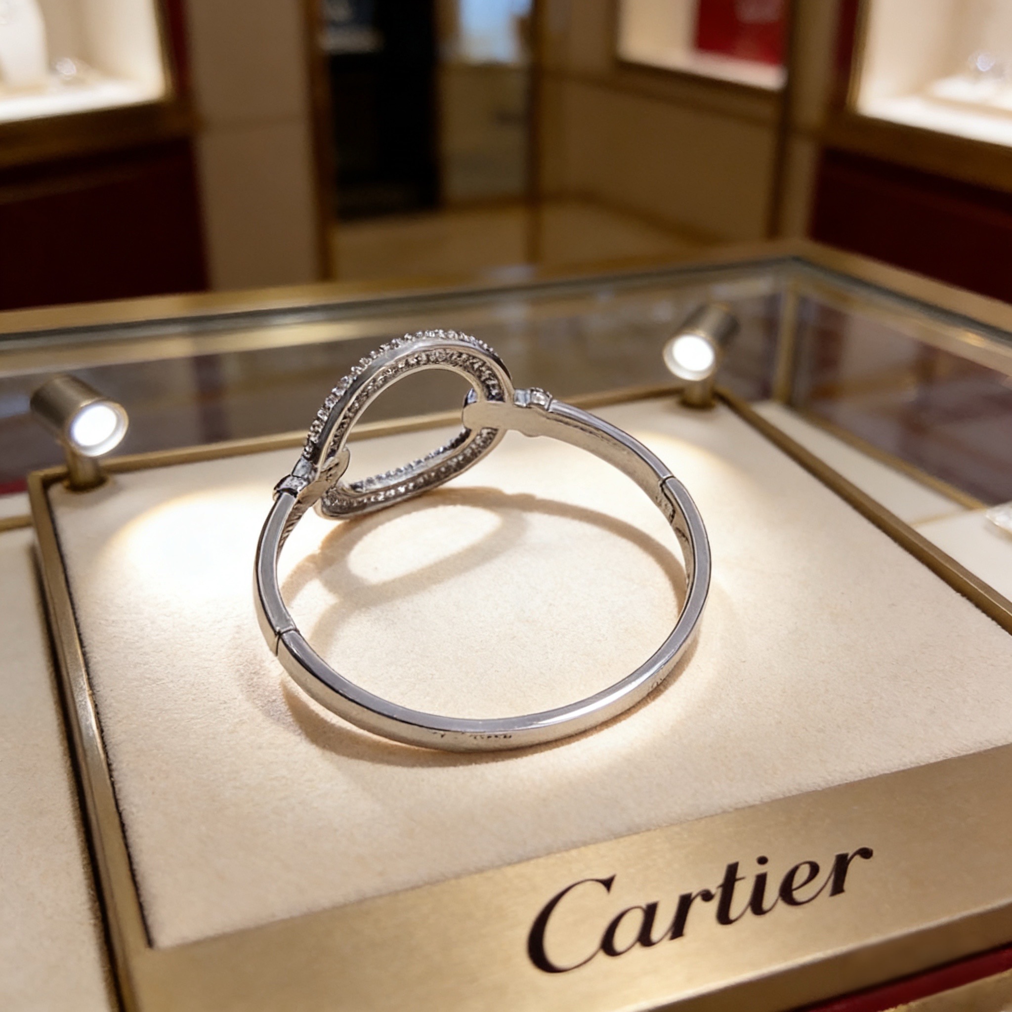 卡地亚手镯 高端定制版本 镶嵌钻工艺 V金材质 经典而时尚风格 用凌厉线条重构爱情美学！打破常规，镶嵌钻
