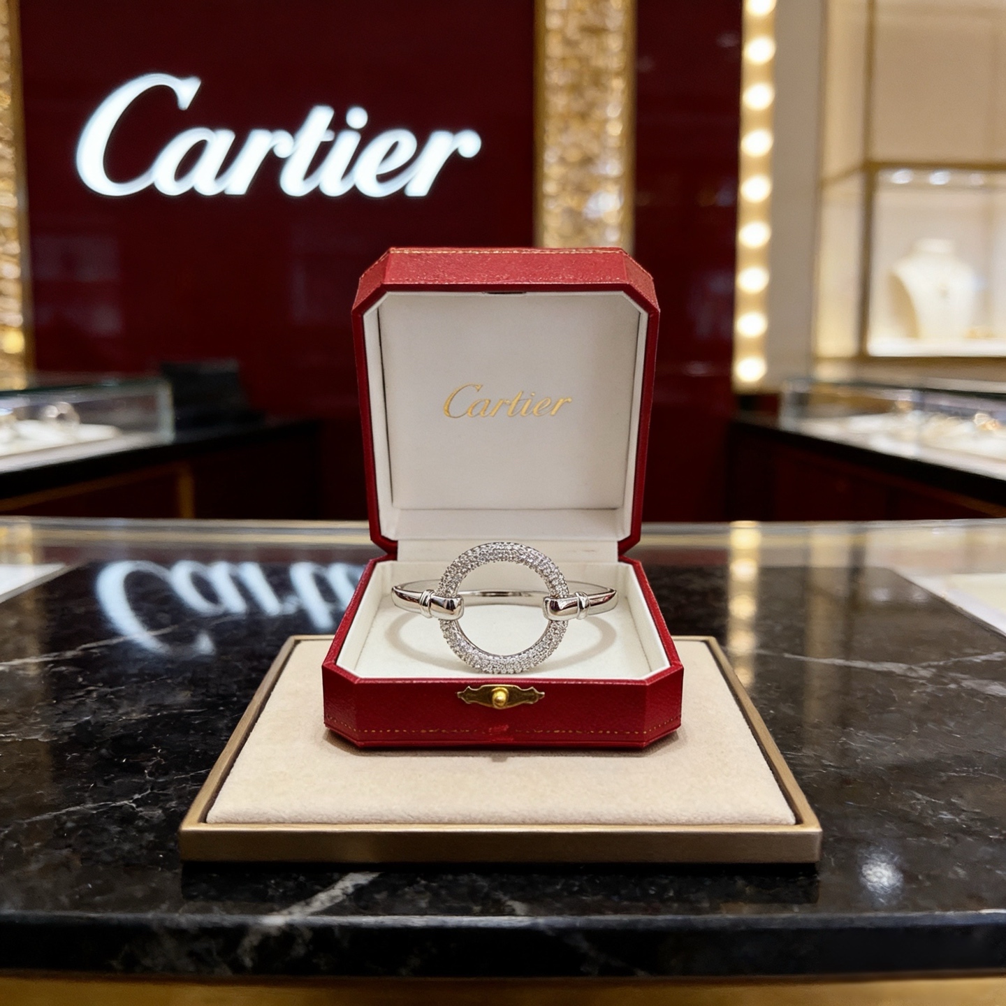 卡地亚手镯 高端定制版本 镶嵌钻工艺 V金材质 经典而时尚风格 用凌厉线条重构爱情美学！打破常规，镶嵌钻