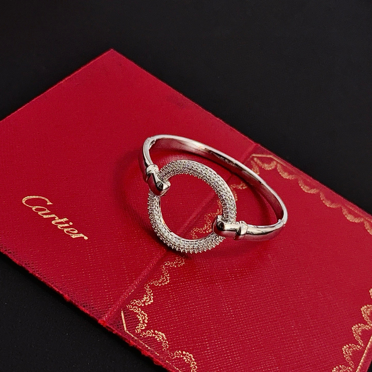 卡地亚手镯 高端定制版本 镶嵌钻工艺 V金材质 经典而时尚风格 用凌厉线条重构爱情美学！打破常规，镶嵌钻