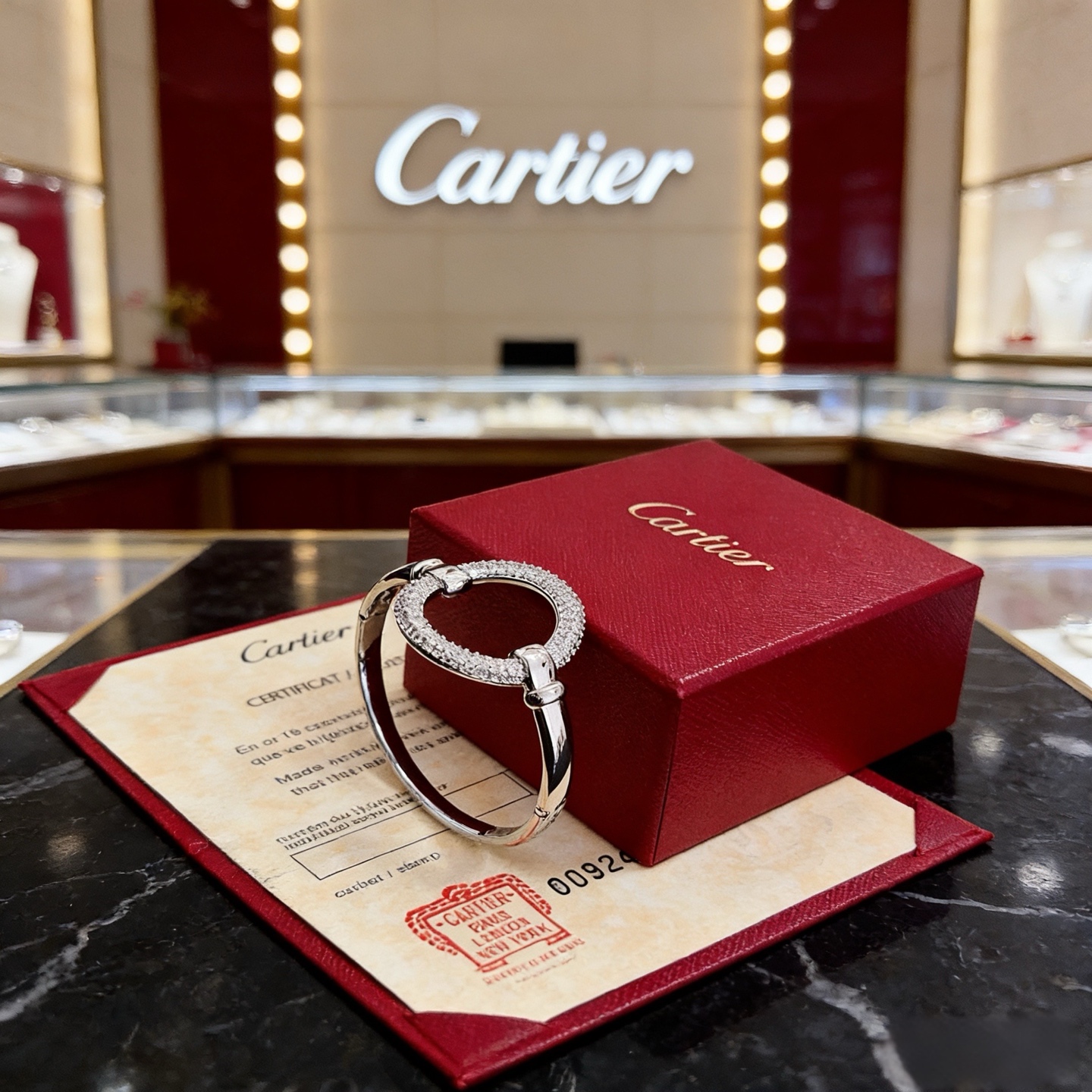 卡地亚手镯 高端定制版本 镶嵌钻工艺 V金材质 经典而时尚风格 用凌厉线条重构爱情美学！打破常规，镶嵌钻