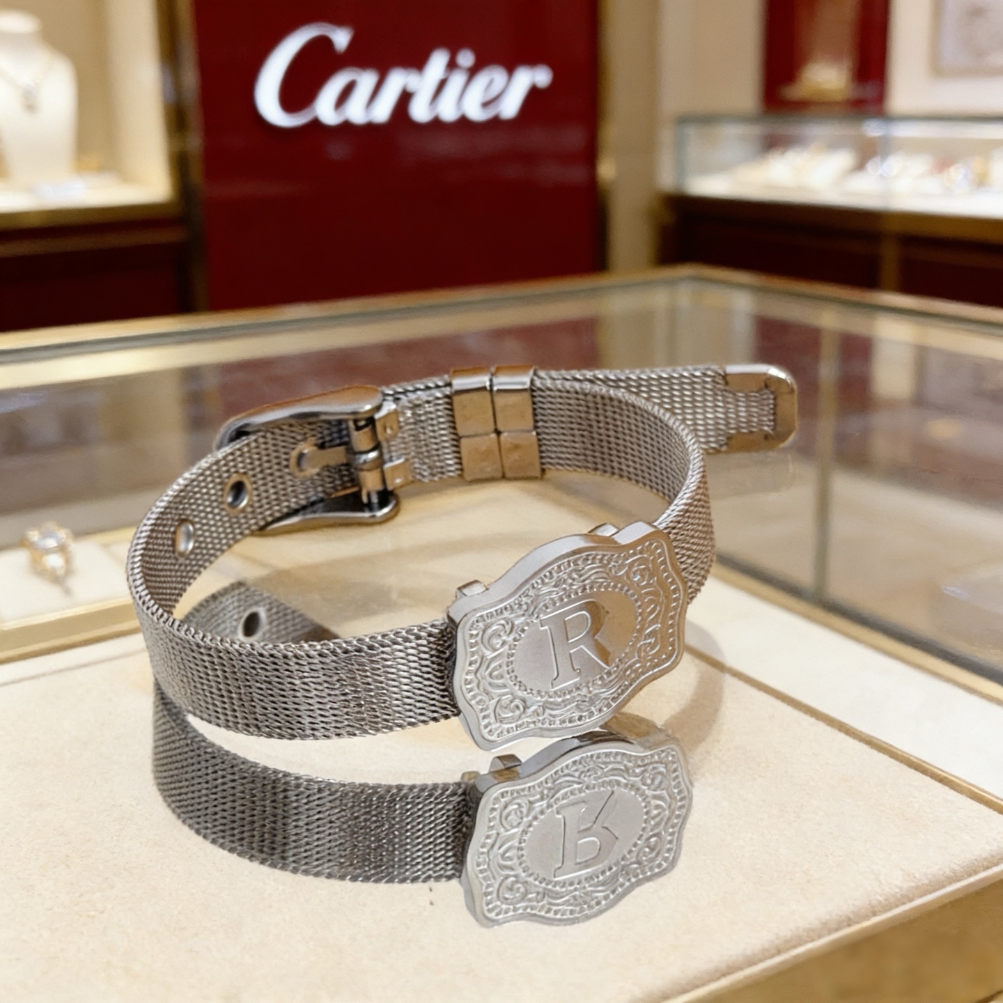 卡地亚！ 手链 高端定制版本 镶嵌钻工艺 V金材质 经典而时尚风格 用凌厉线条重构爱情美学！打破常规，镶