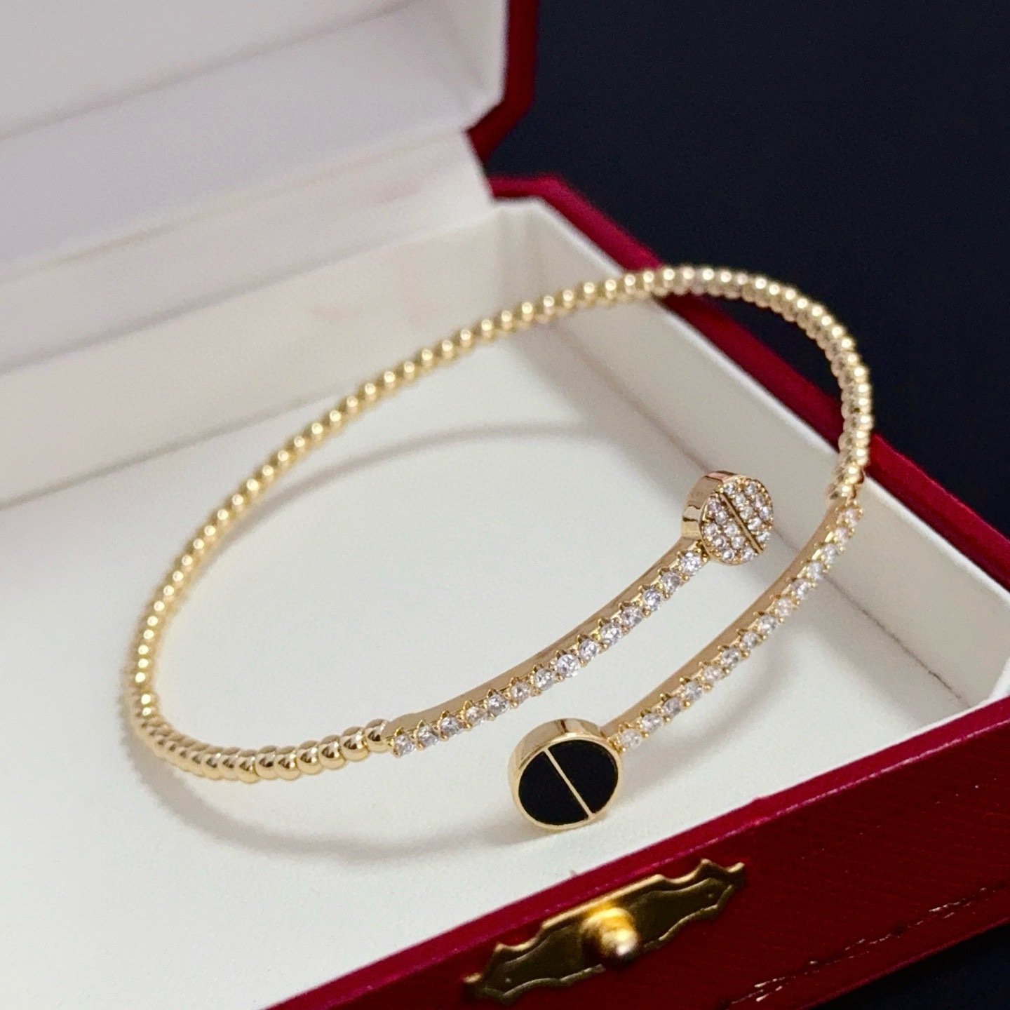 卡地亚手镯 高端定制版本 镶嵌钻工艺 V金材质 经典而时尚风格 用凌厉线条重构爱情美学！打破常规，镶嵌钻