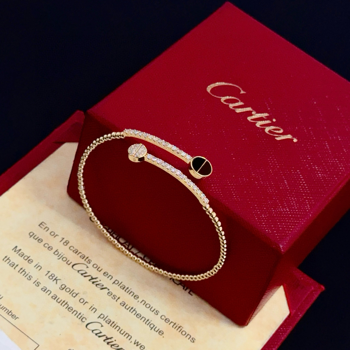 卡地亚手镯 高端定制版本 镶嵌钻工艺 V金材质 经典而时尚风格 用凌厉线条重构爱情美学！打破常规，镶嵌钻