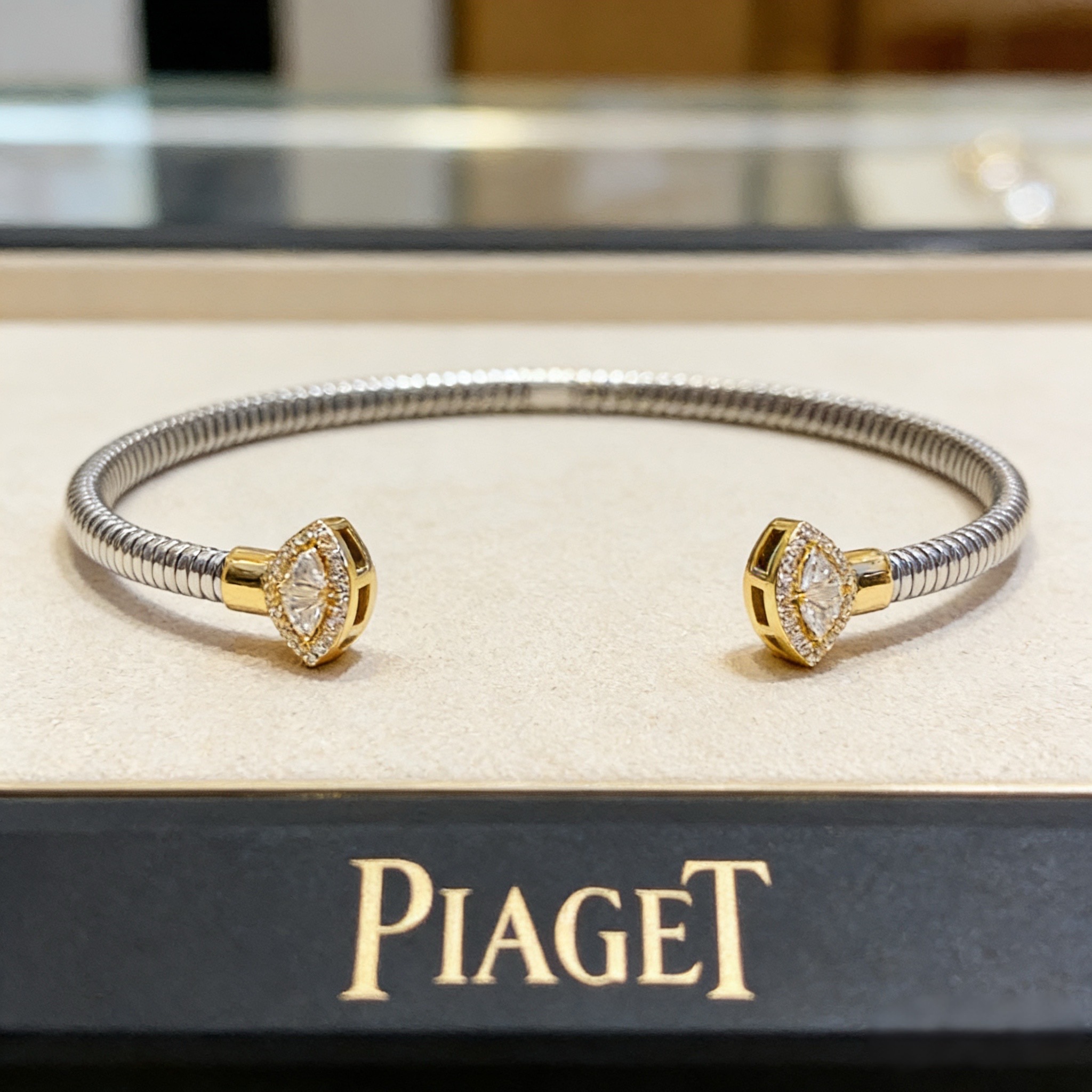 NO:754835,Piaget bracelet, high-end customized version, inlaid with diamonds, made of V gold material, showing luxury in every detail. The metal texture and texture complement each other, shining under the light, reflecting the luxury and elegance. Whether it is a business occasion or a sweet date, it can highlight the delicacy and elegance~ It is so beautiful to get it, it is definitely your dream bracelet., jewelry boutique, Piaget, bracelet19860909Piaget伯爵手镯, 高端定制版本 镶嵌钻工艺 ,V金材质 ,细节处尽显奢华.金属质感与纹理相互映衬,光线之下,熠熠生辉,体现了奢华与典雅的气质.无论是商务场合还是甜蜜约会都能凸显精致和优雅~上手都太美了,绝对是你的梦中情镯.,饰品精品,piaget,bracelet,Jewelry