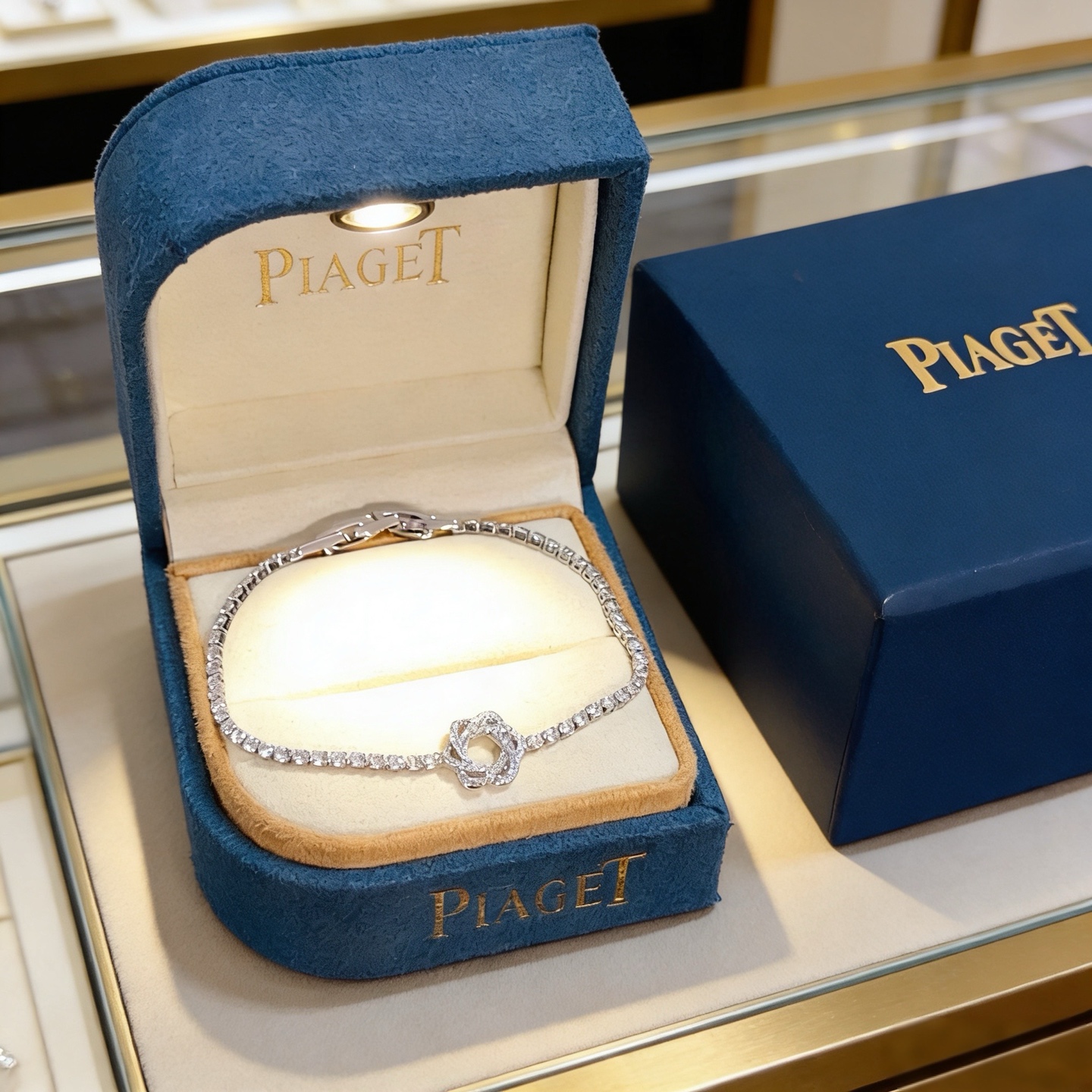 NO:754837,Piaget bracelet is a high-end customized version with diamond inlay technology and V-gold material. The details are full of luxury. The metal texture and texture complement each other and shine under the light, reflecting the luxury and elegance. Whether it is a business occasion or a sweet date, it can highlight the delicacy and elegance. It is so beautiful to get it. It is definitely your dream bracelet., jewelry boutique, Piaget, bracelet19860909Piaget伯爵手链 高端定制版本 镶嵌钻工艺 ,V金材质 ,细节处尽显奢华.金属质感与纹理相互映衬,光线之下,熠熠生辉,体现了奢华与典雅的气质.无论是商务场合还是甜蜜约会都能凸显精致和优雅~上手都太美了,绝对是你的梦中情镯.,饰品精品,piaget,bracelet,Jewelry