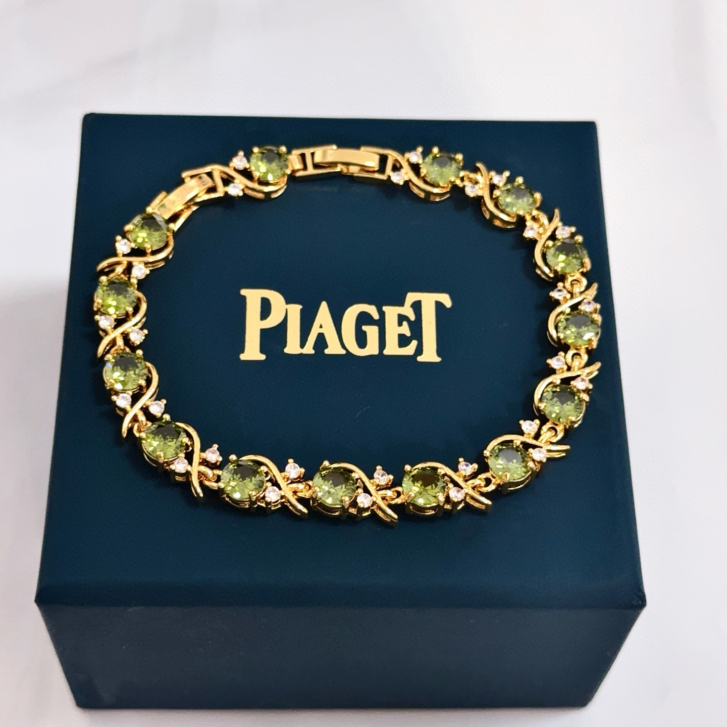 NO:754839,Piaget bracelet is a high-end customized version with diamond inlay technology and V-gold material. The details are full of luxury. The metal texture and texture complement each other and shine under the light, reflecting the luxury and elegance. Whether it is a business occasion or a sweet date, it can highlight the delicacy and elegance. It is so beautiful to get it. It is definitely your dream bracelet., jewelry boutique, Piaget, bracelet19860909Piaget伯爵手链 高端定制版本 镶嵌钻工艺 ,V金材质 ,细节处尽显奢华.金属质感与纹理相互映衬,光线之下,熠熠生辉,体现了奢华与典雅的气质.无论是商务场合还是甜蜜约会都能凸显精致和优雅~上手都太美了,绝对是你的梦中情镯.,饰品精品,piaget,bracelet,Jewelry