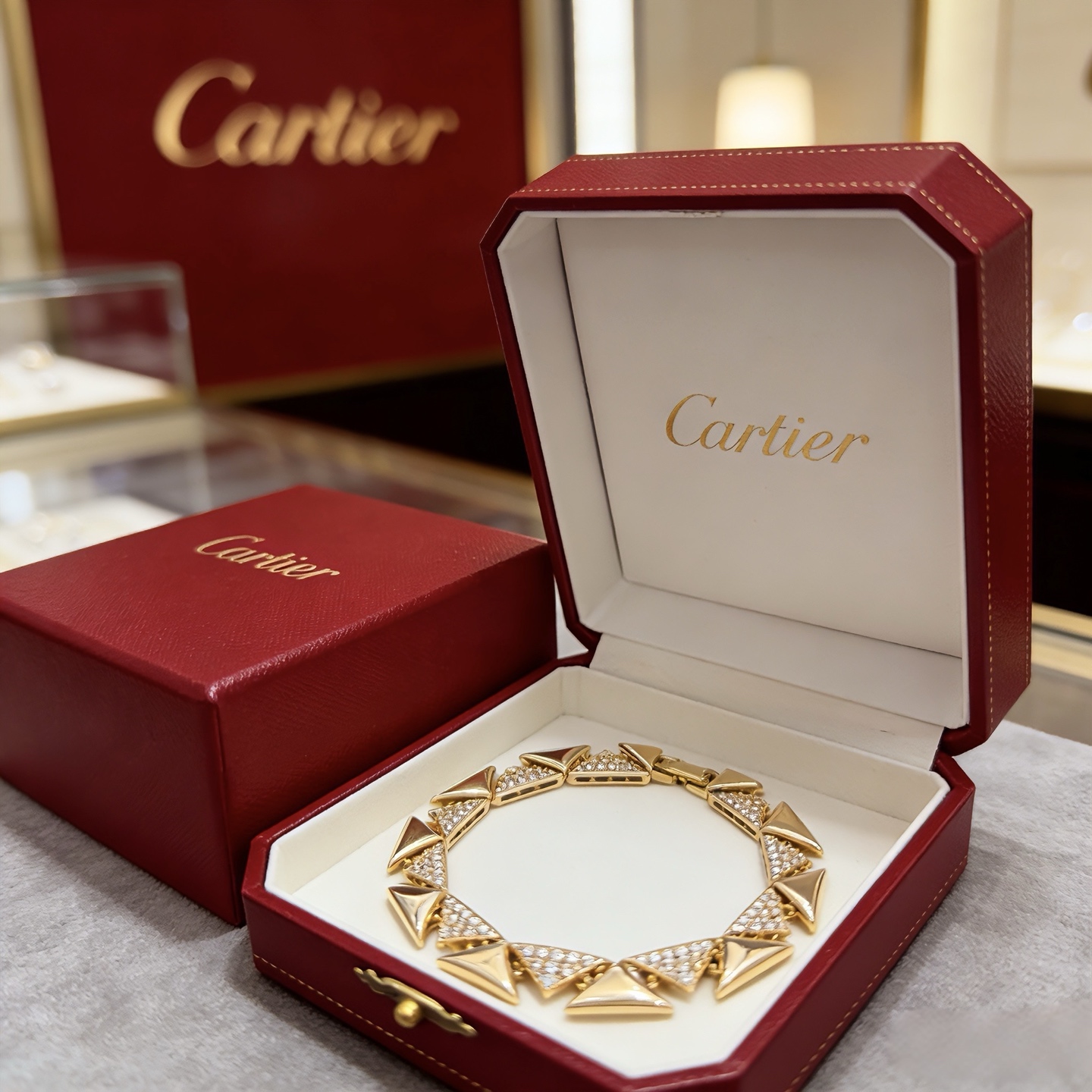 NO:754878,Cartier diamond-encrusted bracelet, high-end customized version, diamond-encrusted craftsmanship, V-gold material, classic and fashionable style, reconstructing the aesthetics of love with sharp lines!  Breaking the rules, the diamond-encrusted design actually achieves the ceiling of high-end sense - no need for flashy accumulation, love should be as pure as ever. Cartier is loved by many celebrities and Internet celebrities. The Leopard series bracelet is absolutely an eternal classic, and it is not limited to men and women, and there is no age limit!  Wear it and you will be the center of attention!  , jewelry boutique,cartier,bracelet,bracelet19860909卡地亚镶钻手链 高端定制版本 镶嵌钻工艺 V金材质 经典而时尚风格 用凌厉线条重构爱情美学！打破常规,镶嵌钻设计反而成就高级感天花板——无需浮华堆砌,爱本应纯粹如初 卡地亚受众多明星网红的爱戴 豹子系列手镯 绝对是永恒经典 而且男女不限 年龄不限 ！戴上它你就是焦点！,饰品精品,cartier,bracelet,bracelet,Jewelry