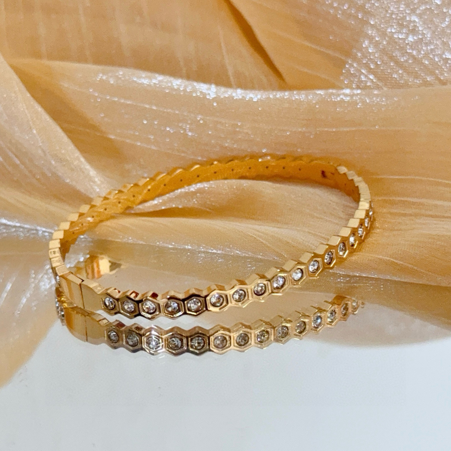 Cartier 卡地亚手镯 高端定制版本 镶嵌钻工艺 V金材质 而 风格 用凌厉线条重构爱情美学 打破常规