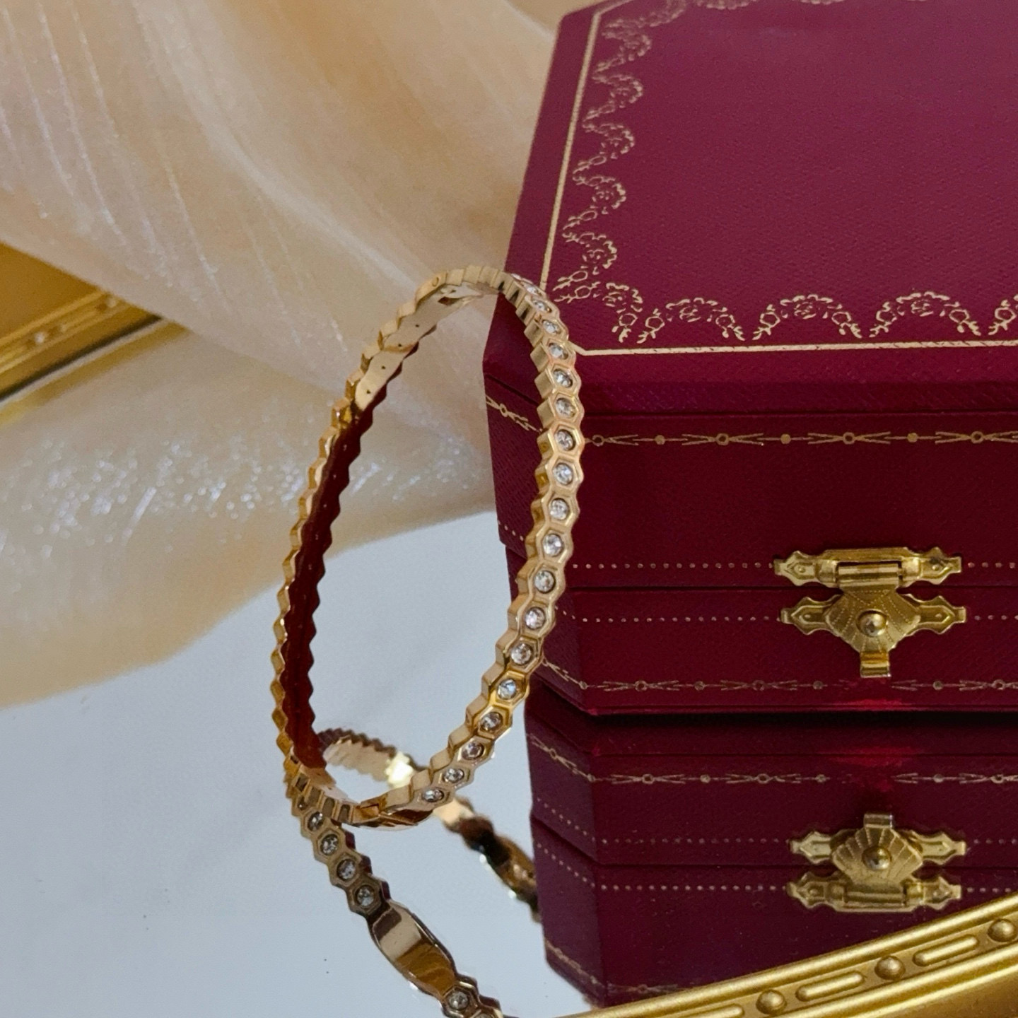 Cartier 卡地亚手镯 高端定制版本 镶嵌钻工艺 V金材质 而 风格 用凌厉线条重构爱情美学 打破常规
