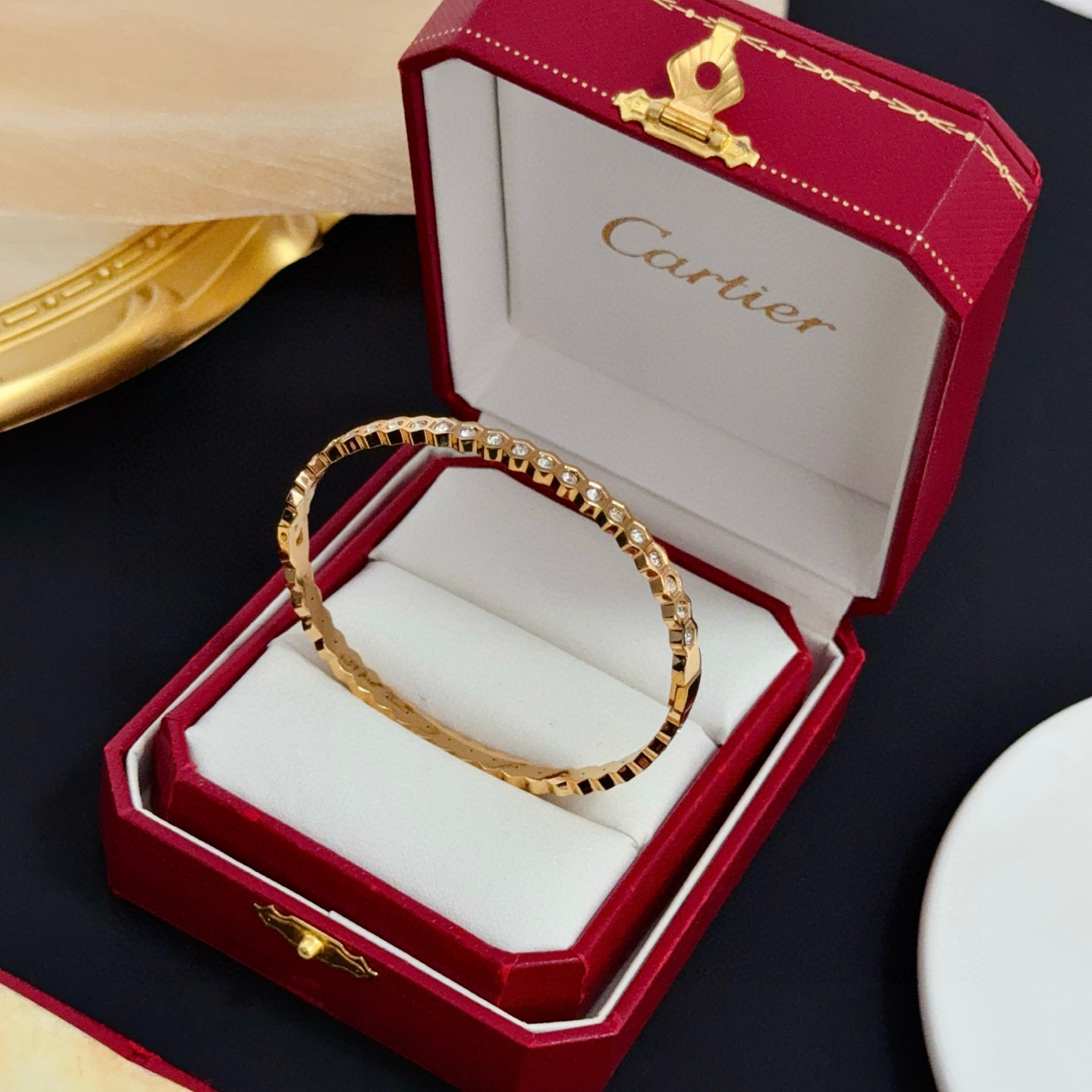 Cartier 卡地亚手镯 高端定制版本 镶嵌钻工艺 V金材质 而 风格 用凌厉线条重构爱情美学 打破常规