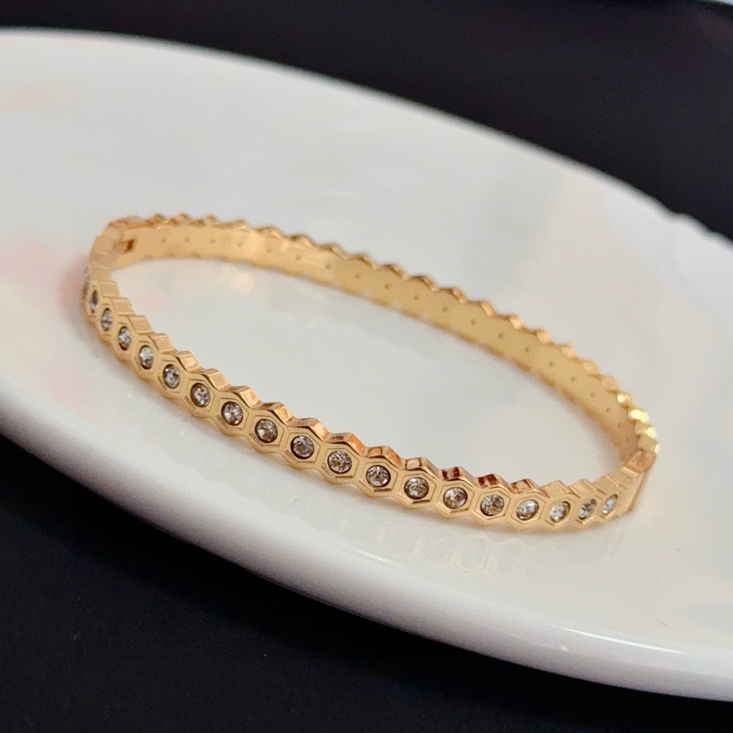 Cartier 卡地亚手镯 高端定制版本 镶嵌钻工艺 V金材质 而 风格 用凌厉线条重构爱情美学 打破常规