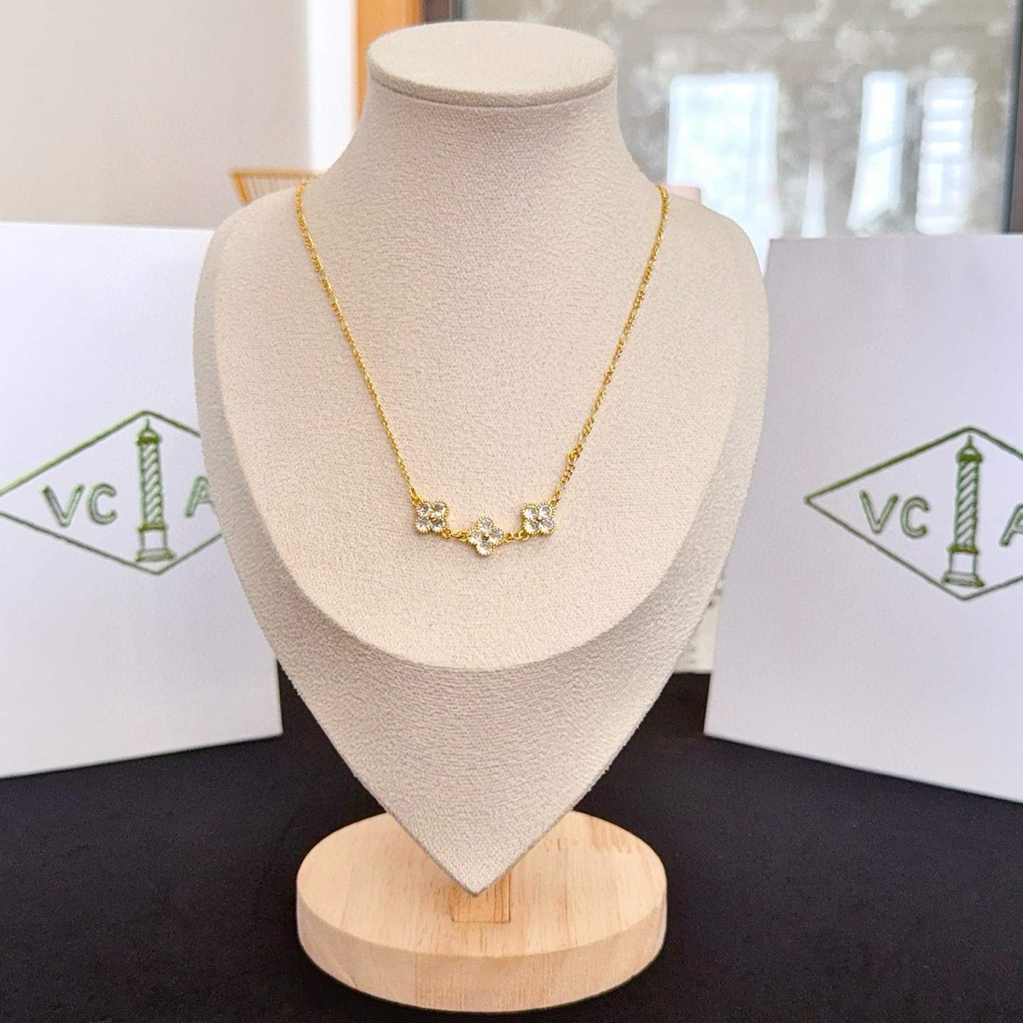 NO:754924,[Seiko original] VCA four-leaf clover necklace, a classic, the same model as the official website, fashionable and trendy, using multi-layered metal carving design to make the petals more three-dimensional, inlaid with full diamond technology, showing the feminine temperament, four-leaf clover lucky pattern, symbolizing luck and happiness, unique and romantic, integrating simple and harmonious lines with materials, polished and polished, showing nobility and elegance, fine jewelry, necklace19860909〔精工原版〕VCA四叶草梵克雅项链,经典之作 官网同款 时尚潮流 采用多层次金属雕刻设计 使花瓣更立体 镶嵌满钻工艺 尽显女性柔美气质 四叶草幸运图案 象征幸运和幸福 独特又浪漫将简单和谐的线条与材质相融合 经过抛光和打磨 彰显高贵优雅,饰品精品,necklace,Jewelry