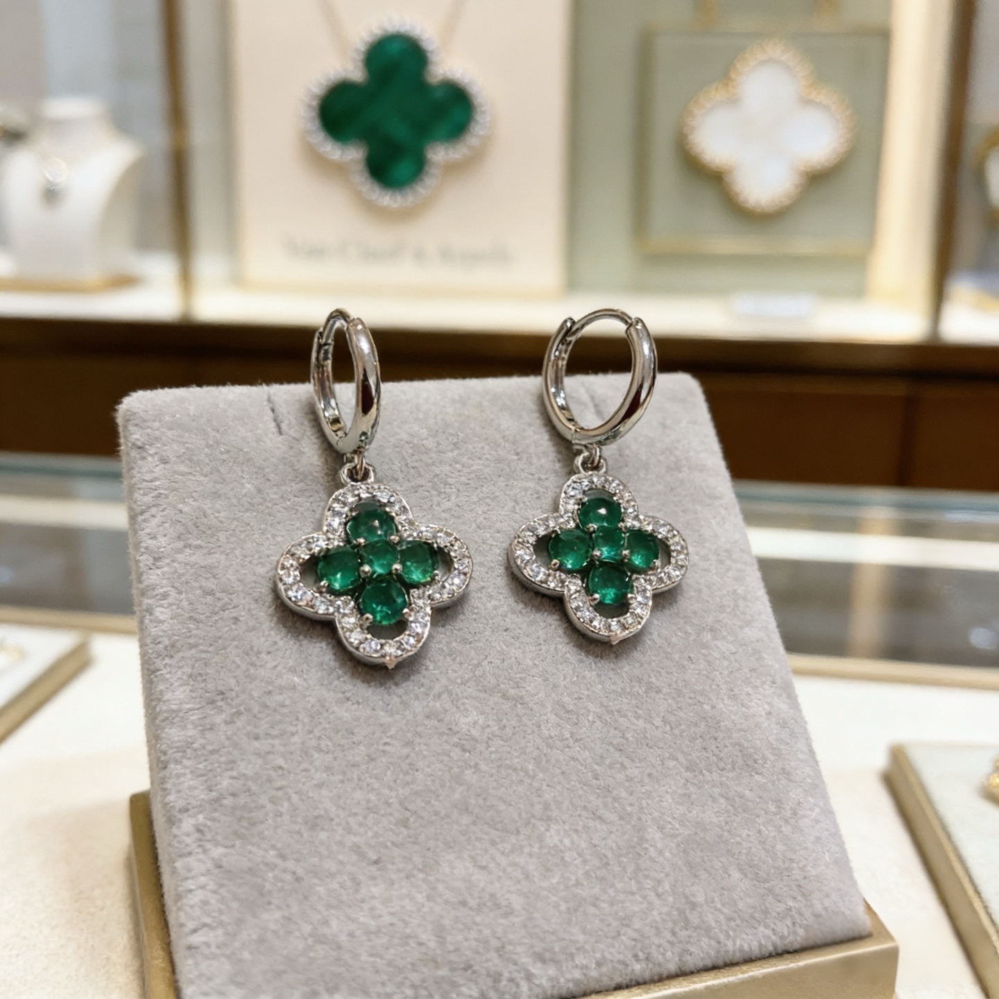 NO:754887,[Seiko original] VCA four-leaf clover Van Cleef Earrings, a classic, the same style as the official website, fashionable and trendy, using multi-layered metal carving design to make the petals more three-dimensional. Inlaid with full diamond technology, it shows the feminine temperament. The four-leaf clover lucky pattern symbolizes luck and happiness. It is unique and romantic. It combines simple and harmonious lines with materials. After polishing and polishing, it shows the nobility and elegance, fine jewelry, earrings19860909〔精工原版〕VCA四叶草梵克雅耳环,经典之作 官网同款 时尚潮流 采用多层次金属雕刻设计 使花瓣更立体 镶嵌满钻工艺 尽显女性柔美气质 四叶草幸运图案 象征幸运和幸福 独特又浪漫将简单和谐的线条与材质相融合 经过抛光和打磨 彰显高贵优雅,饰品精品,earrings,Jewelry