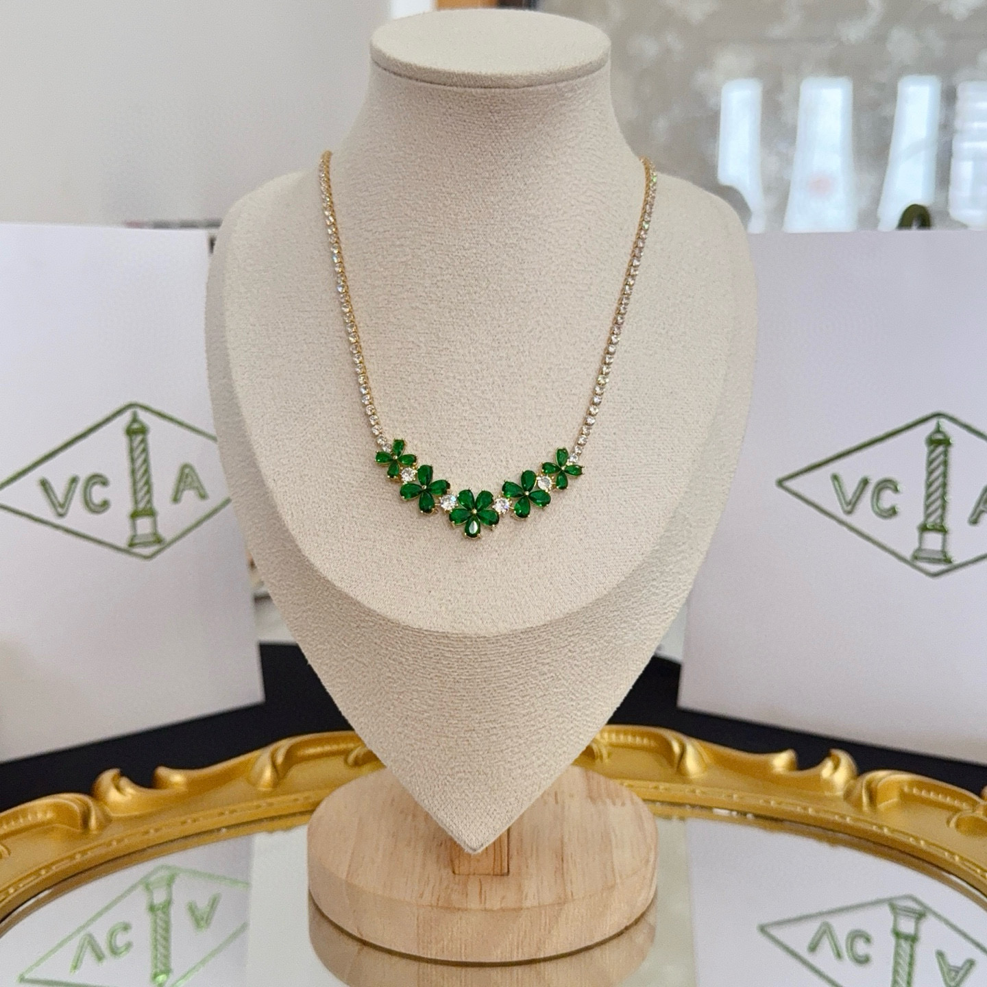 NO:754896,Original Seiko VCA Four-leaf Clover Van Cleef Necklace, a classic, the same model as the official website, fashionable and trendy, using multi-layered metal carving design to make the petals more three-dimensional, inlaid with diamonds, showing the feminine temperament, four-leaf clover lucky pattern, symbolizing luck and happiness, unique and romantic, integrating simple and harmonious lines with materials, polished and polished, showing nobility and elegance, fine jewelry, necklace19860909精工原版〕VCA四叶草梵克雅项链,经典之作 官网同款 时尚潮流 采用多层次金属雕刻设计 使花瓣更立体 镶嵌满钻工艺 尽显女性柔美气质 四叶草幸运图案 象征幸运和幸福 独特又浪漫将简单和谐的线条与材质相融合 经过抛光和打磨 彰显高贵优雅,饰品精品,necklace,Jewelry