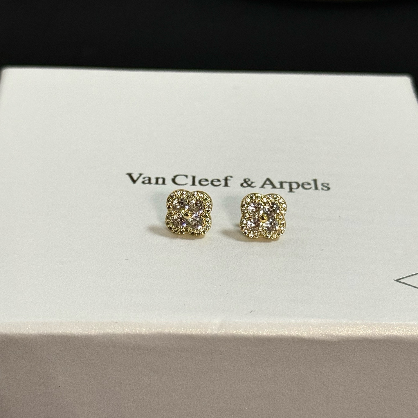 NO:754906,[Seiko original] VCA four-leaf clover Van Cleef Earrings, a classic, the same style as the official website, fashionable and trendy, using multi-layered metal carving design to make the petals more three-dimensional, inlaid with diamond technology, showing the feminine temperament, four-leaf clover lucky pattern, symbolizing luck and happiness, unique and romantic, integrating simple and harmonious lines and materials, polished and polished, showing nobility and elegance, fine jewelry19860909〔精工原版〕VCA四叶草梵克雅耳钉,经典之作 官网同款 时尚潮流 采用多层次金属雕刻设计 使花瓣更立体 镶嵌满钻工艺 尽显女性柔美气质 四叶草幸运图案 象征幸运和幸福 独特又浪漫将简单和谐的线条与材质相融合 经过抛光和打磨 彰显高贵优雅,饰品精品,Jewelry