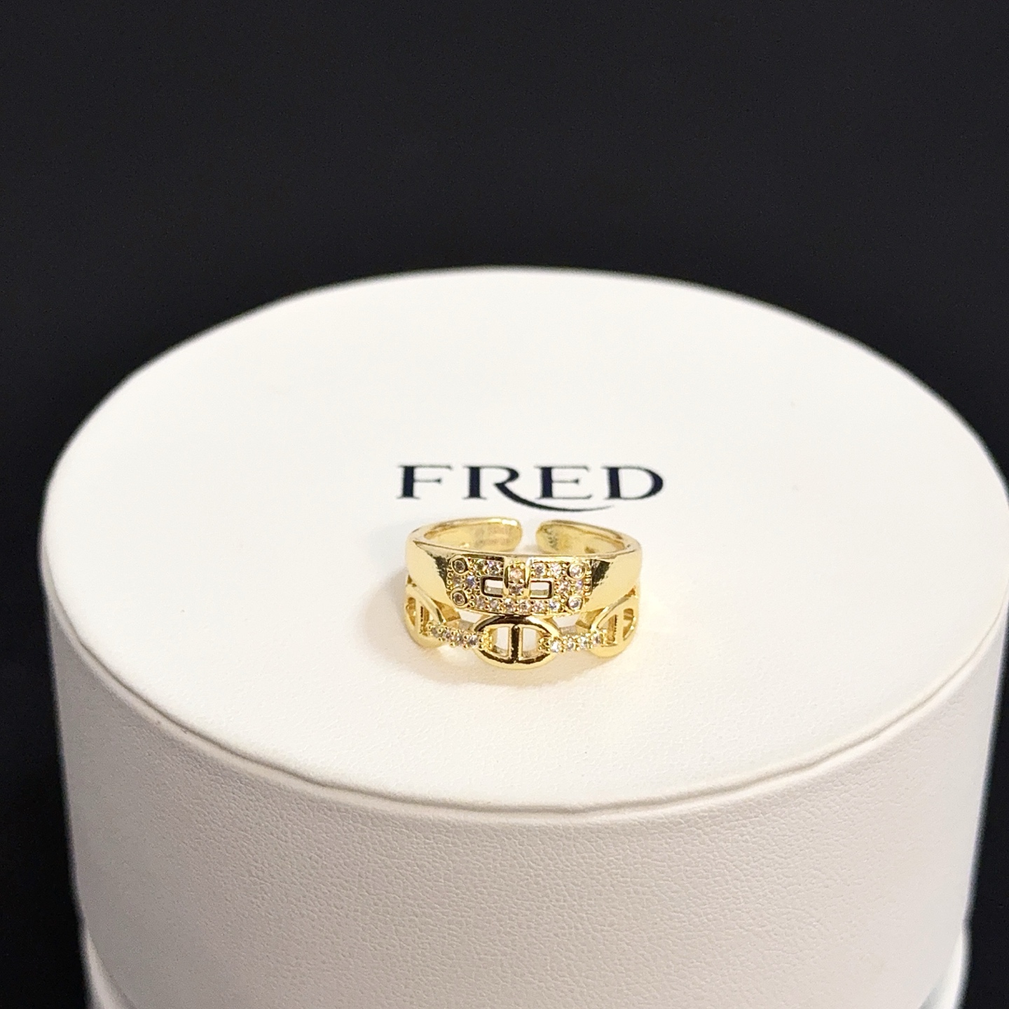 Fred 火爆 𝗙𝗥𝗘𝗗 费雷德满钻戒指，百搭， 达人 一族备必‬单品‼ ，1：1对版定制，加厚电镀18k工艺