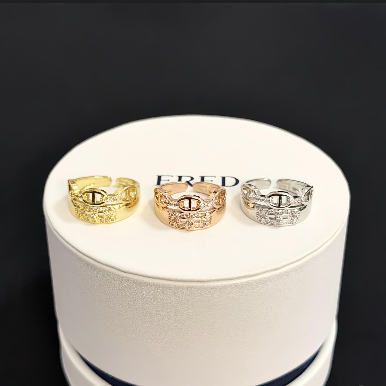 NO:754913,Popular Fred full diamond ring, classic and versatile, a must-have item for Internet celebrities, fashionable and exquisite, 11 pairs of customized versions, thickened 18k electroplating process., jewelry boutique, ring19860909火爆 费雷德满钻戒指,经典百搭,网红达人 时尚一族备必单品时尚精致,11对版定制,加厚电镀18k工艺.,饰品精品,ring,Jewelry