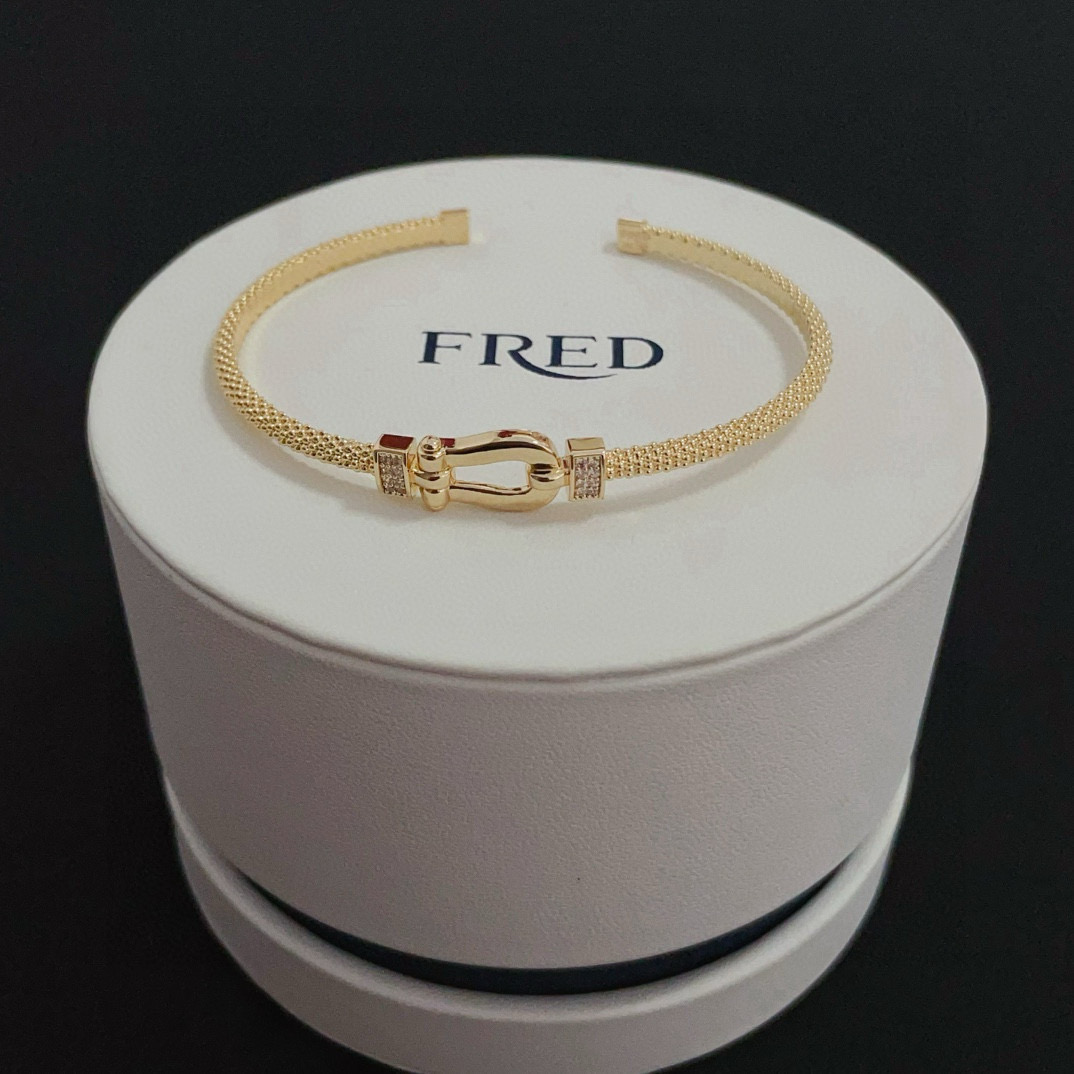 Fred 火爆 𝗙𝗥𝗘𝗗 费雷德满钻马蹄扣开口手镯手绳 百搭 达人 一族备必‬单品