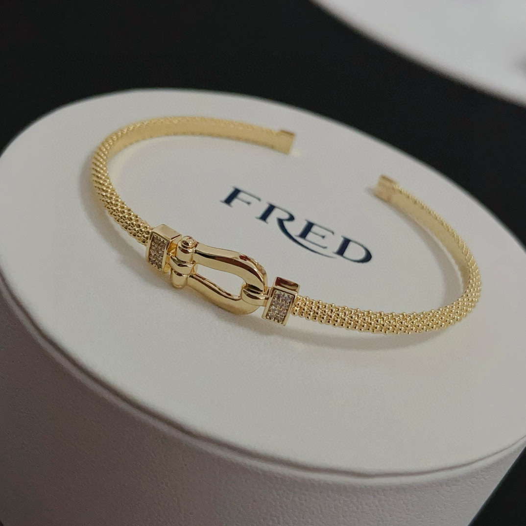 Fred 火爆 𝗙𝗥𝗘𝗗 费雷德满钻马蹄扣开口手镯手绳 百搭 达人 一族备必‬单品