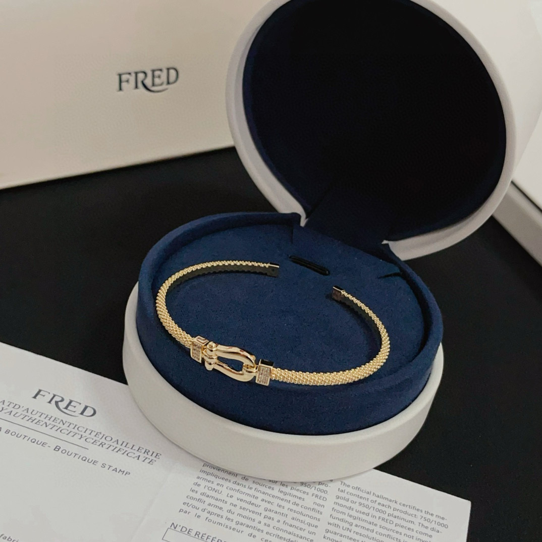 Fred 火爆 𝗙𝗥𝗘𝗗 费雷德满钻马蹄扣开口手镯手绳 百搭 达人 一族备必‬单品