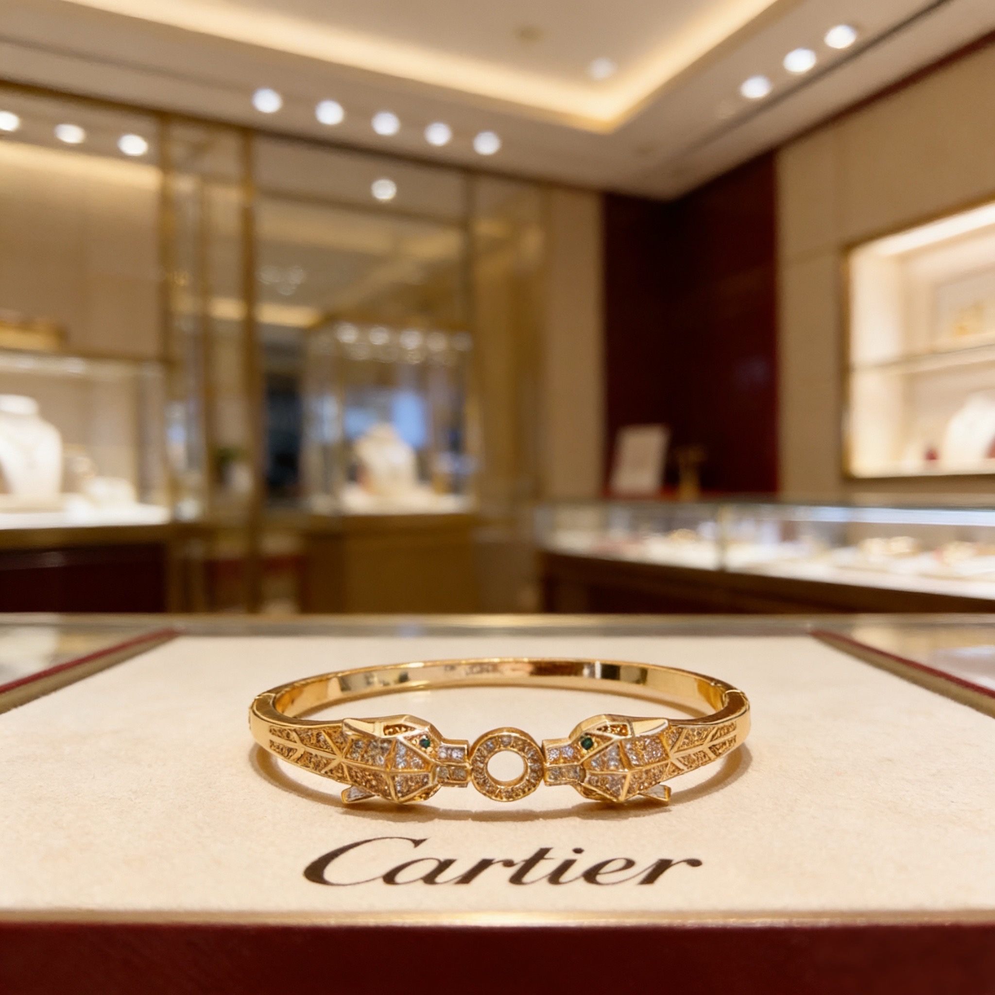 NO:754927,Cartier cheetah diamond-encrusted bracelet, high-end customized version, diamond-encrusted craftsmanship, V gold material, classic and fashionable style, reconstruct the aesthetics of love with sharp lines!  Breaking the rules, the diamond-encrusted design actually achieves the ceiling of high-end sense - no need for flashy accumulation, love should be as pure as ever. Cartier is loved by many celebrities and Internet celebrities. The Leopard series bracelet is absolutely an eternal classic, and it is not limited to men and women, and there is no age limit!  Wear it and you will be the center of attention!  , jewelry boutique, cartier, bracelet19860909卡地亚猎豹镶钻手镯 高端定制版本 镶嵌钻工艺 V金材质 经典而时尚风格 用凌厉线条重构爱情美学！打破常规,镶嵌钻设计反而成就高级感天花板——无需浮华堆砌,爱本应纯粹如初 卡地亚受众多明星网红的爱戴 豹子系列手镯 绝对是永恒经典 而且男女不限 年龄不限 ！戴上它你就是焦点！,饰品精品,cartier,bracelet,Jewelry