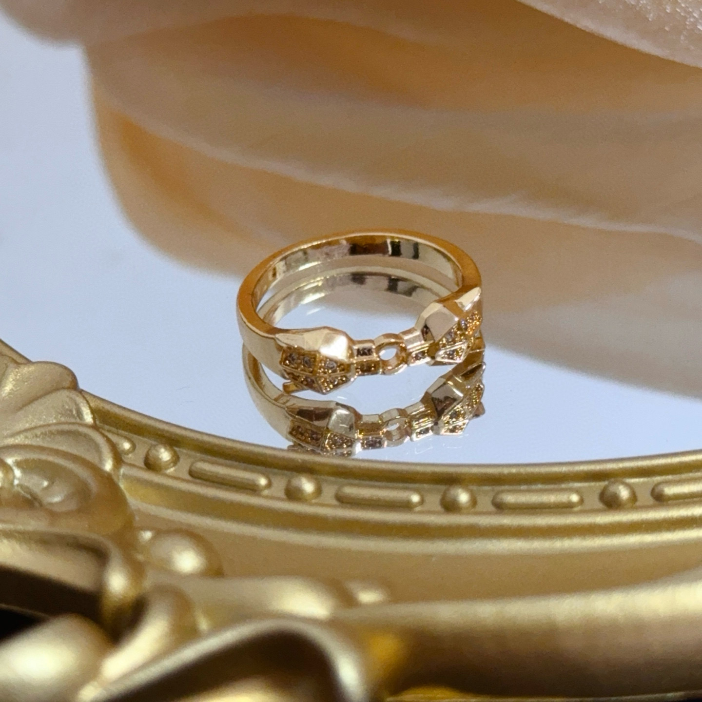 Cartier 卡地亚镶钻戒指 高端定制版本 镶嵌钻工艺 V金材质 而 风格 用凌厉线条重构爱情美学 打破常规