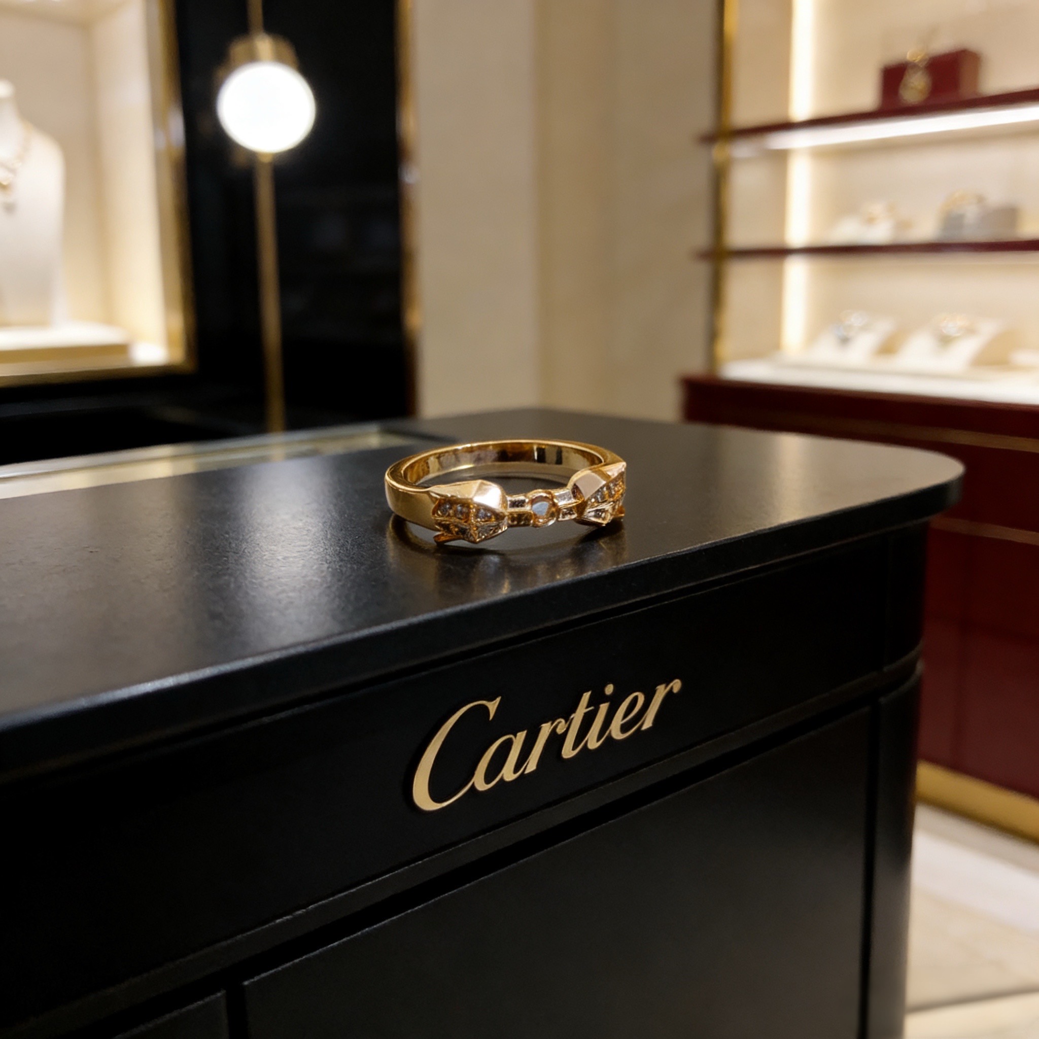 Cartier 卡地亚镶钻戒指 高端定制版本 镶嵌钻工艺 V金材质 而 风格 用凌厉线条重构爱情美学 打破常规