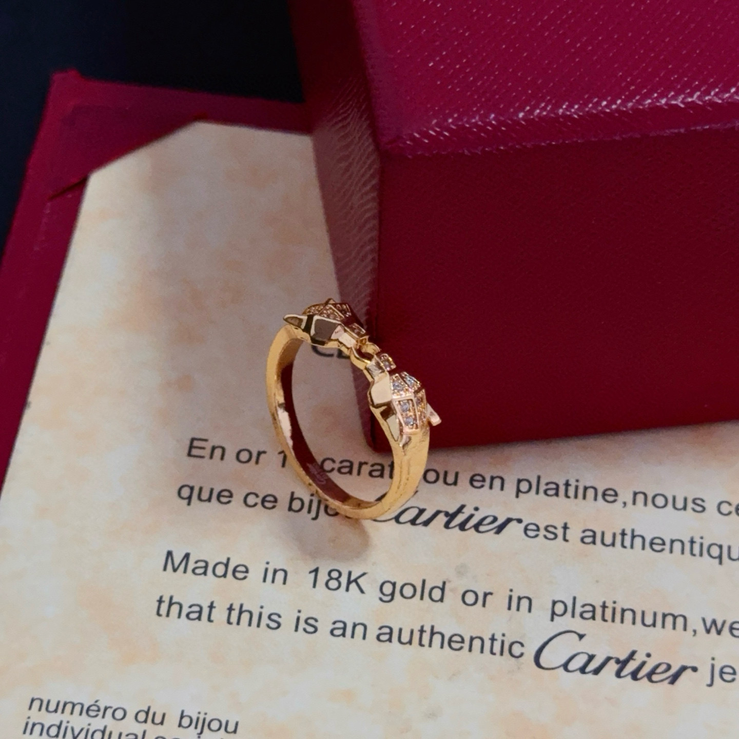 Cartier 卡地亚镶钻戒指 高端定制版本 镶嵌钻工艺 V金材质 而 风格 用凌厉线条重构爱情美学 打破常规