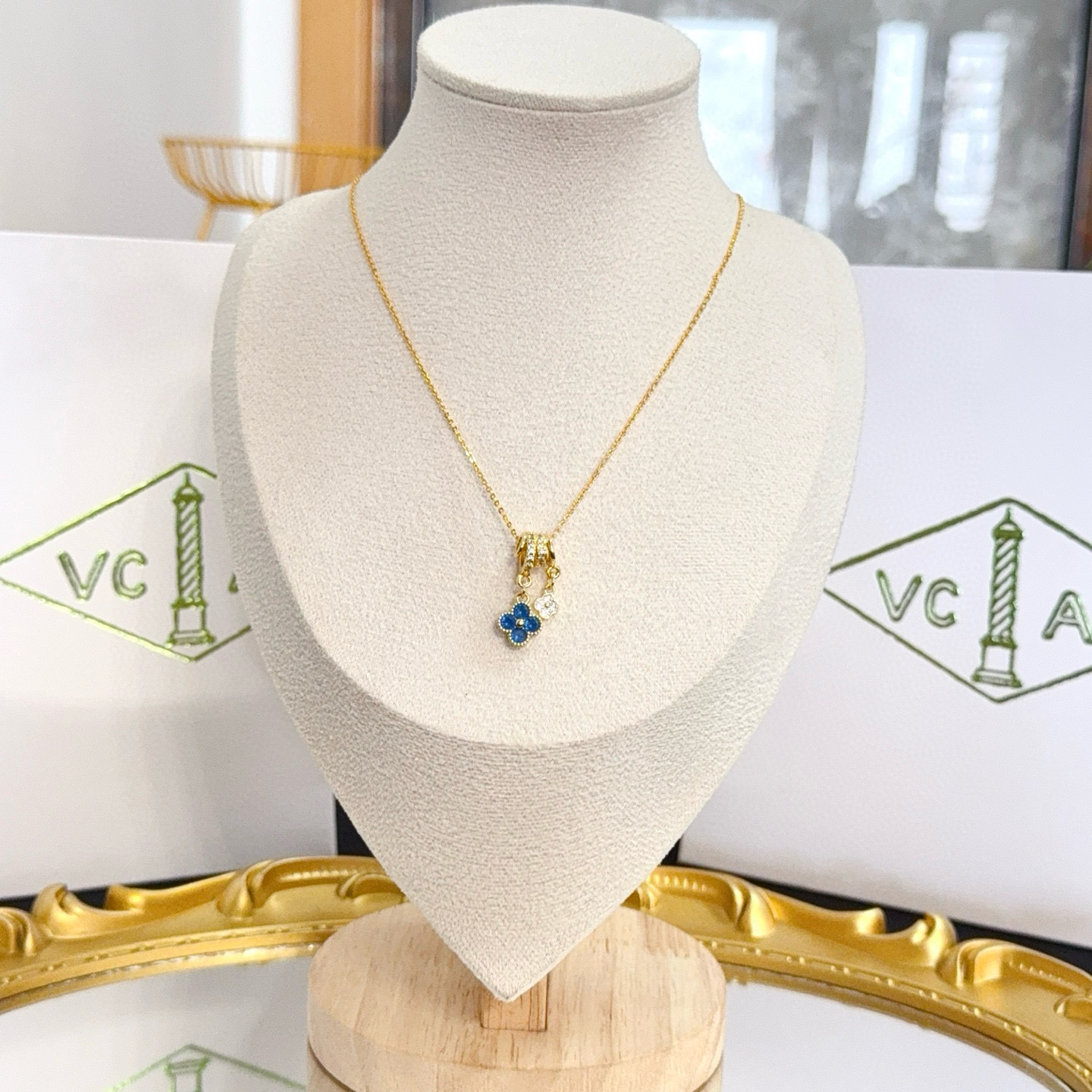 NO:763107,[Seiko original] VCA four-leaf clover necklace, a classic, the same model as the official website, fashionable and trendy, using multi-layered metal carving design to make the petals more three-dimensional, inlaid with full diamond technology, showing the feminine temperament, four-leaf clover lucky pattern, symbolizing luck and happiness, unique and romantic, integrating simple and harmonious lines with materials, polished and polished, showing nobility and elegance, fine jewelry, necklace19860909〔精工原版〕VCA四叶草梵克雅项链,经典之作 官网同款 时尚潮流 采用多层次金属雕刻设计 使花瓣更立体 镶嵌满钻工艺 尽显女性柔美气质 四叶草幸运图案 象征幸运和幸福 独特又浪漫将简单和谐的线条与材质相融合 经过抛光和打磨 彰显高贵优雅,饰品精品,necklace,Jewelry