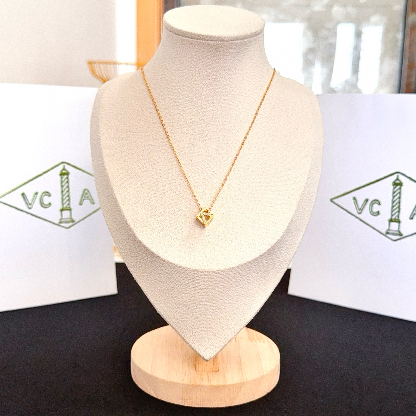 NO:763109,[Seiko original] VCA four-leaf clover necklace, a classic, the same model as the official website, fashionable and trendy, using multi-layered metal carving design to make the petals more three-dimensional, inlaid with full diamond technology, showing the feminine temperament, four-leaf clover lucky pattern, symbolizing luck and happiness, unique and romantic, integrating simple and harmonious lines with materials, polished and polished, showing nobility and elegance, fine jewelry, necklace19860909〔精工原版〕VCA四叶草梵克雅项链,经典之作 官网同款 时尚潮流 采用多层次金属雕刻设计 使花瓣更立体 镶嵌满钻工艺 尽显女性柔美气质 四叶草幸运图案 象征幸运和幸福 独特又浪漫将简单和谐的线条与材质相融合 经过抛光和打磨 彰显高贵优雅,饰品精品,necklace,Jewelry