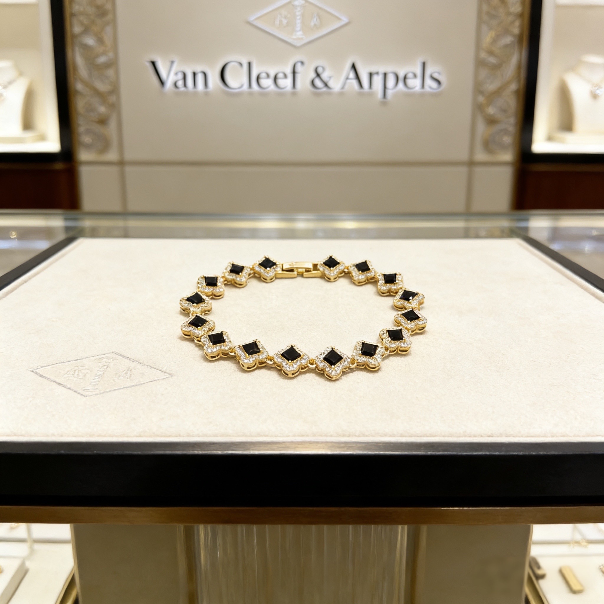 NO:763111,[Seiko Original] Popular VCA Four-leaf Clover Van Cleef & Arpels Bracelet V Gold Level Classic Work Same as Official Website Fashion Trend Multi-layered metal carving design makes the petals more three-dimensional. Inlaid with full diamond craftsmanship, it shows the feminine temperament [Gift] Four-leaf clover lucky pattern symbolizes luck and happiness. Unique and romantic, blending simple and harmonious lines with materials. Polished and polished, showing nobility and elegance [Celebration] [Celebration], boutique jewelry, van  cleef,bracelet19860909〔精工原版〕爆款 VCA四叶草梵克雅宝手链 V金等级 经典之作 官网同款 时尚潮流 采用多层次金属雕刻设计 使花瓣更立体 镶嵌满钻工艺 尽显女性柔美气质[礼物] 四叶草幸运图案 象征幸运和幸福 独特又浪漫将简单和谐的线条与材质相融合 经过抛光和打磨 彰显高贵优雅[庆祝][庆祝],饰品精品,van cleef,bracelet,Jewelry