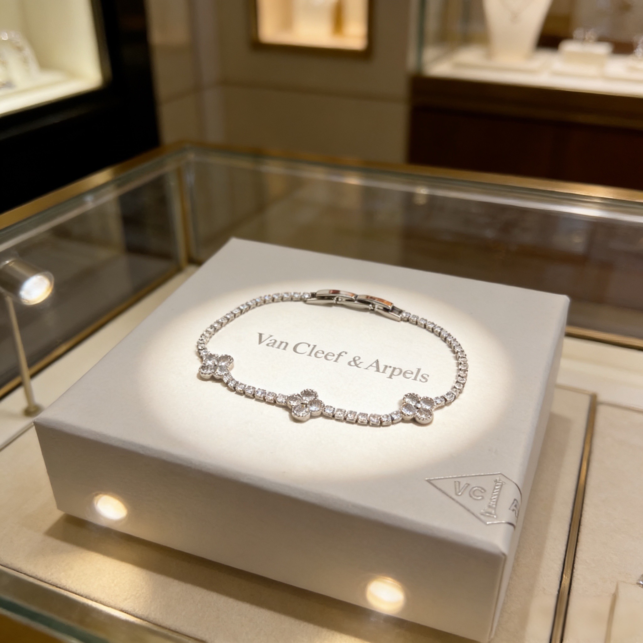 NO:763094,[SEIKO Original] Christmas Hot VCA Four-leaf Clover Van Cleef & Arpels Bracelet V Gold Level Classic Work Same as Official Website Fashion Trend Multi-layered metal carving design makes the petals more three-dimensional. Inlaid with diamonds, it shows the feminine temperament [Gift] Four-leaf clover lucky pattern symbolizes luck and happiness. Unique and romantic, blending simple and harmonious lines with materials. Polished and polished to show nobility and elegance [Celebration] [Celebration], boutique jewelry, van  cleef,bracelet19860909〔精工原版〕圣诞爆款 VCA四叶草梵克雅宝手链 V金等级 经典之作 官网同款 时尚潮流 采用多层次金属雕刻设计 使花瓣更立体 镶嵌满钻工艺 尽显女性柔美气质[礼物] 四叶草幸运图案 象征幸运和幸福 独特又浪漫将简单和谐的线条与材质相融合 经过抛光和打磨 彰显高贵优雅[庆祝][庆祝],饰品精品,van cleef,bracelet,Jewelry