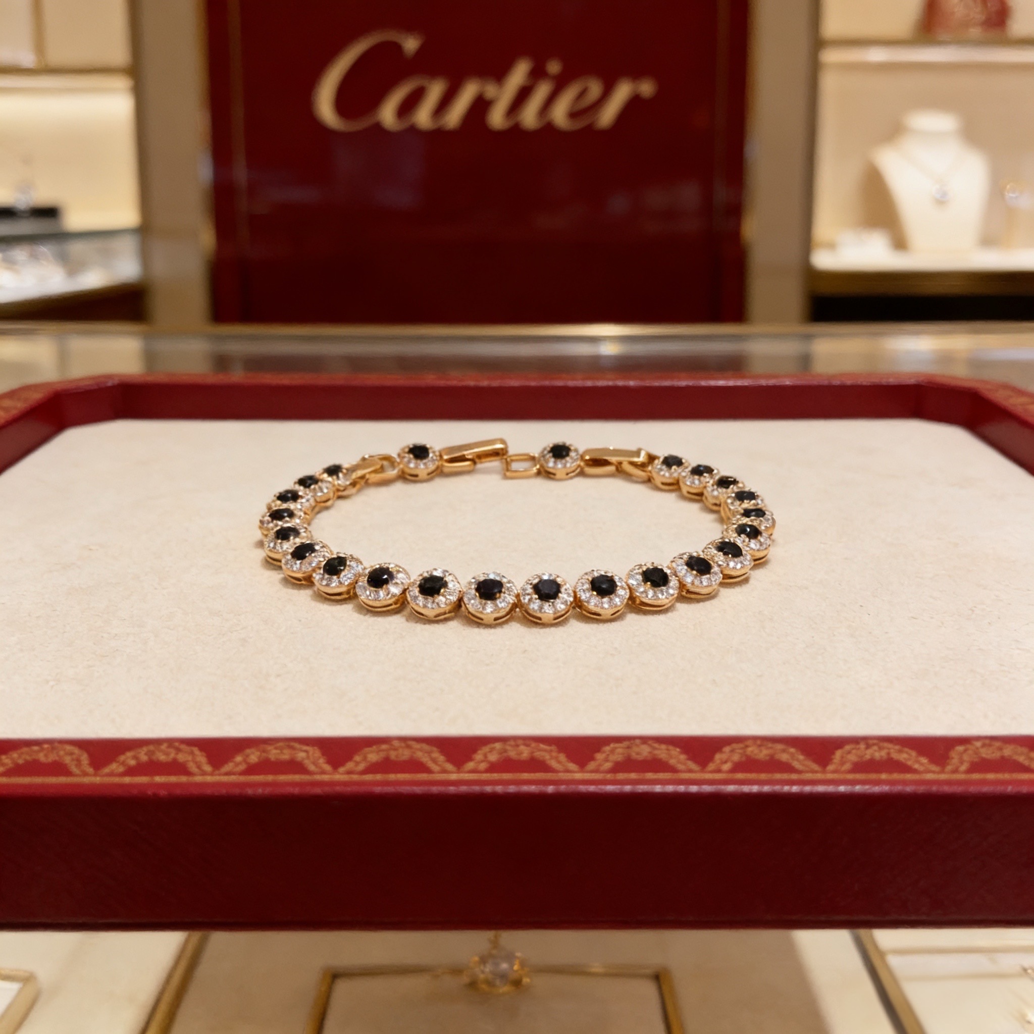 NO:763104,Cartier diamond-encrusted bracelet, high-end customized version, diamond-encrusted craftsmanship, V-gold material, classic and fashionable style, reconstructing the aesthetics of love with sharp lines!  Breaking the rules, the diamond-encrusted design actually achieves the ceiling of high-end sense - no need for flashy accumulation, love should be as pure as ever. Cartier is loved by many celebrities and Internet celebrities. The Leopard series bracelet is absolutely an eternal classic, and it is not limited to men and women, and there is no age limit!  Wear it and you will be the center of attention!  , jewelry boutique,cartier,bracelet,bracelet19860909卡地亚镶钻手链 高端定制版本 镶嵌钻工艺 V金材质 经典而时尚风格 用凌厉线条重构爱情美学！打破常规,镶嵌钻设计反而成就高级感天花板——无需浮华堆砌,爱本应纯粹如初 卡地亚受众多明星网红的爱戴 豹子系列手镯 绝对是永恒经典 而且男女不限 年龄不限 ！戴上它你就是焦点！,饰品精品,cartier,bracelet,bracelet,Jewelry