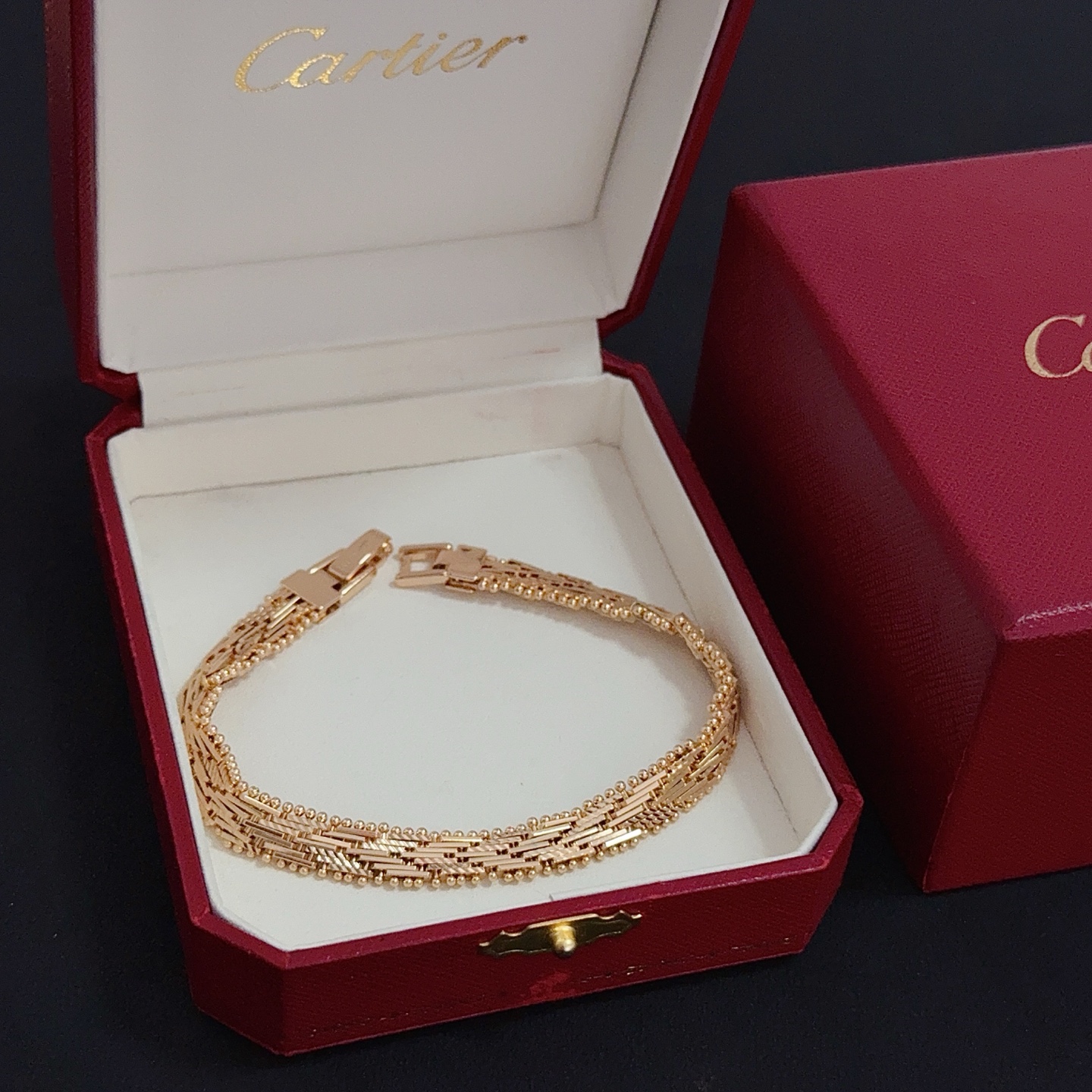 NO:763108,Cartier diamond-encrusted bracelet, high-end customized version, diamond-encrusted craftsmanship, V-gold material, classic and fashionable style, reconstructing the aesthetics of love with sharp lines!  Breaking the rules, the diamond-encrusted design actually achieves the ceiling of high-end sense - no need for flashy accumulation, love should be as pure as ever. Cartier is loved by many celebrities and Internet celebrities. The Leopard series bracelet is absolutely an eternal classic, and it is not limited to men and women, and there is no age limit!  Wear it and you will be the center of attention!  , jewelry boutique,cartier,bracelet,bracelet19860909卡地亚镶钻手链 高端定制版本 镶嵌钻工艺 V金材质 经典而时尚风格 用凌厉线条重构爱情美学！打破常规,镶嵌钻设计反而成就高级感天花板——无需浮华堆砌,爱本应纯粹如初 卡地亚受众多明星网红的爱戴 豹子系列手镯 绝对是永恒经典 而且男女不限 年龄不限 ！戴上它你就是焦点！,饰品精品,cartier,bracelet,bracelet,Jewelry