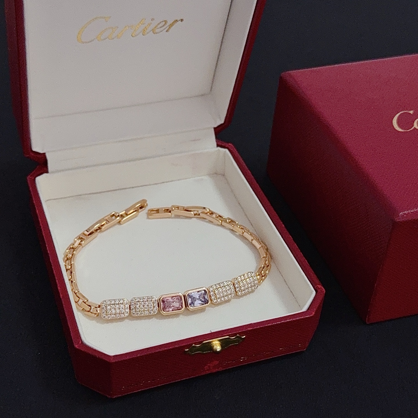 NO:763121,Cartier bracelet, high-end customized version, inlaid with diamond craftsmanship, V-gold material, classic and fashionable style, reconstructing the aesthetics of love with sharp lines!  Breaking the rules, the diamond-encrusted design actually achieves the ceiling of high-end sense - no need for flashy accumulation, love should be as pure as ever. Cartier is loved by many celebrities and Internet celebrities. It is definitely an eternal classic, regardless of age!  Wear it and you will be the center of attention!  , jewelry boutique, cartier, bracelet19860909卡地亚手链 高端定制版本 镶嵌钻工艺 V金材质 经典而时尚风格 用凌厉线条重构爱情美学！打破常规,镶嵌钻设计反而成就高级感天花板——无需浮华堆砌,爱本应纯粹如初 卡地亚受众多明星网红的爱戴 绝对是永恒经典 年龄不限 ！戴上它你就是焦点！,饰品精品,cartier,bracelet,Jewelry