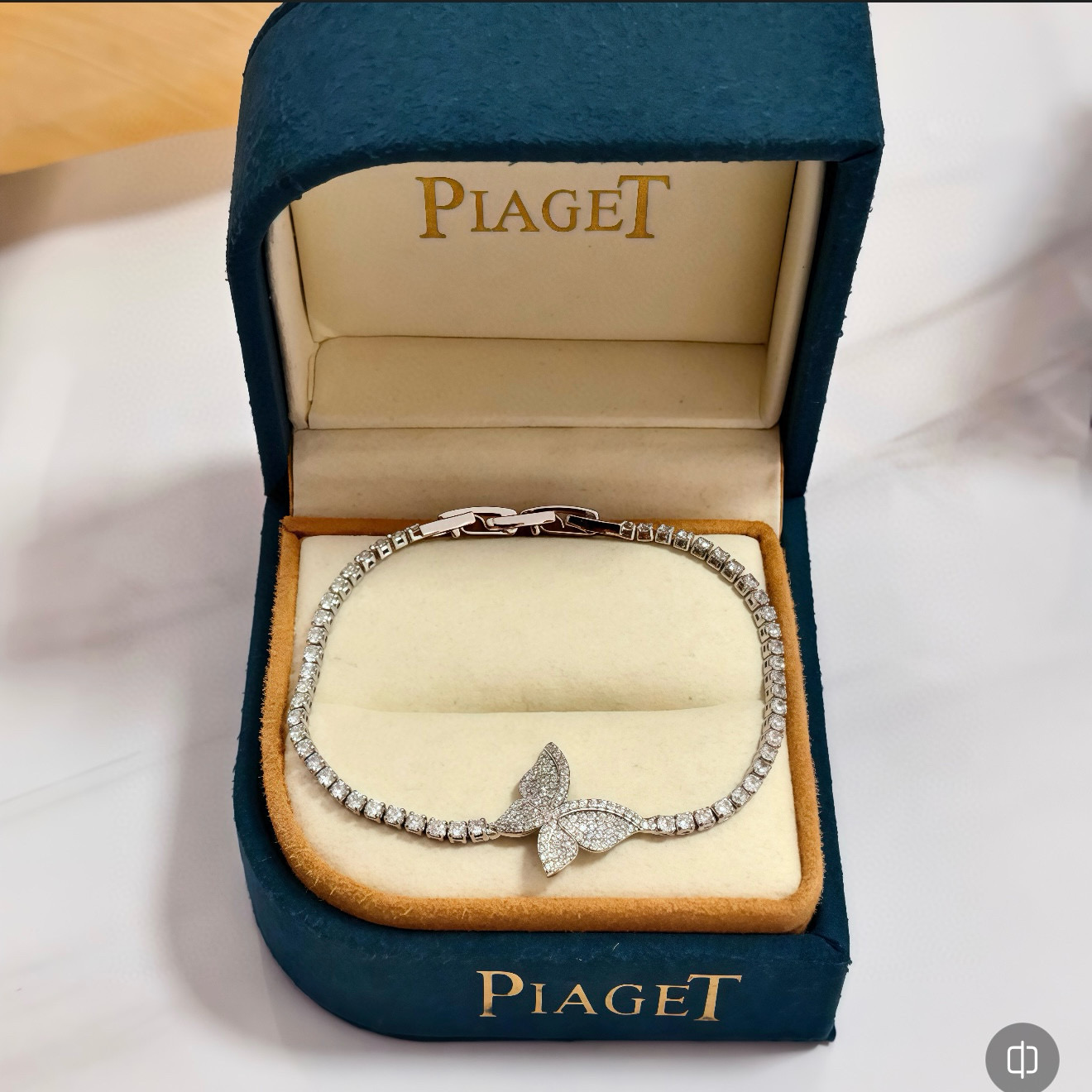 NO:763142,Piaget bracelet is a high-end customized version with diamond inlay technology and V-gold material. The details are full of luxury. The metal texture and texture complement each other and shine under the light, reflecting the luxury and elegance. Whether it is a business occasion or a sweet date, it can highlight the delicacy and elegance. It is so beautiful to get it. It is definitely your dream bracelet., jewelry boutique, Piaget, bracelet19860909Piaget伯爵手链 高端定制版本 镶嵌钻工艺 ,V金材质 ,细节处尽显奢华.金属质感与纹理相互映衬,光线之下,熠熠生辉,体现了奢华与典雅的气质.无论是商务场合还是甜蜜约会都能凸显精致和优雅~上手都太美了,绝对是你的梦中情镯.,饰品精品,piaget,bracelet,Jewelry