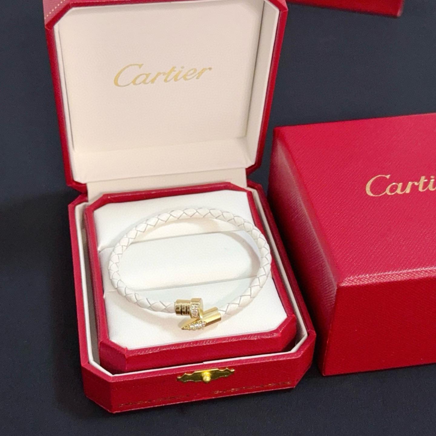 NO:763145,Cartier diamond-encrusted leather cord bracelet. High-end customized version. Diamond-encrusted craftsmanship. V gold material. Classic and fashionable style. Reconstruct the aesthetics of love with sharp lines!  Breaking the rules, the diamond-encrusted design actually achieves the ceiling of high-end sense - no need for flashy accumulation, love should be as pure as ever. Cartier is loved by many celebrities and Internet celebrities. The Leopard series bracelet is absolutely an eternal classic, and it is not limited to men and women, and there is no age limit!  Wear it and you will be the center of attention!  , jewelry boutique, cartier, bracelet19860909卡地亚镶钻皮绳手镯 高端定制版本 镶嵌钻工艺 V金材质 经典而时尚风格 用凌厉线条重构爱情美学！打破常规,镶嵌钻设计反而成就高级感天花板——无需浮华堆砌,爱本应纯粹如初 卡地亚受众多明星网红的爱戴 豹子系列手镯 绝对是永恒经典 而且男女不限 年龄不限 ！戴上它你就是焦点！,饰品精品,cartier,bracelet,Jewelry