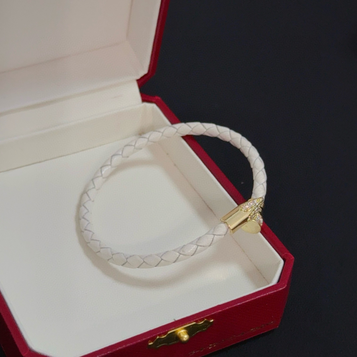 Cartier 卡地亚镶钻皮绳手镯 高端定制版本 镶嵌钻工艺 V金材质 而 风格 用凌厉线条重构爱情美学 打破常规