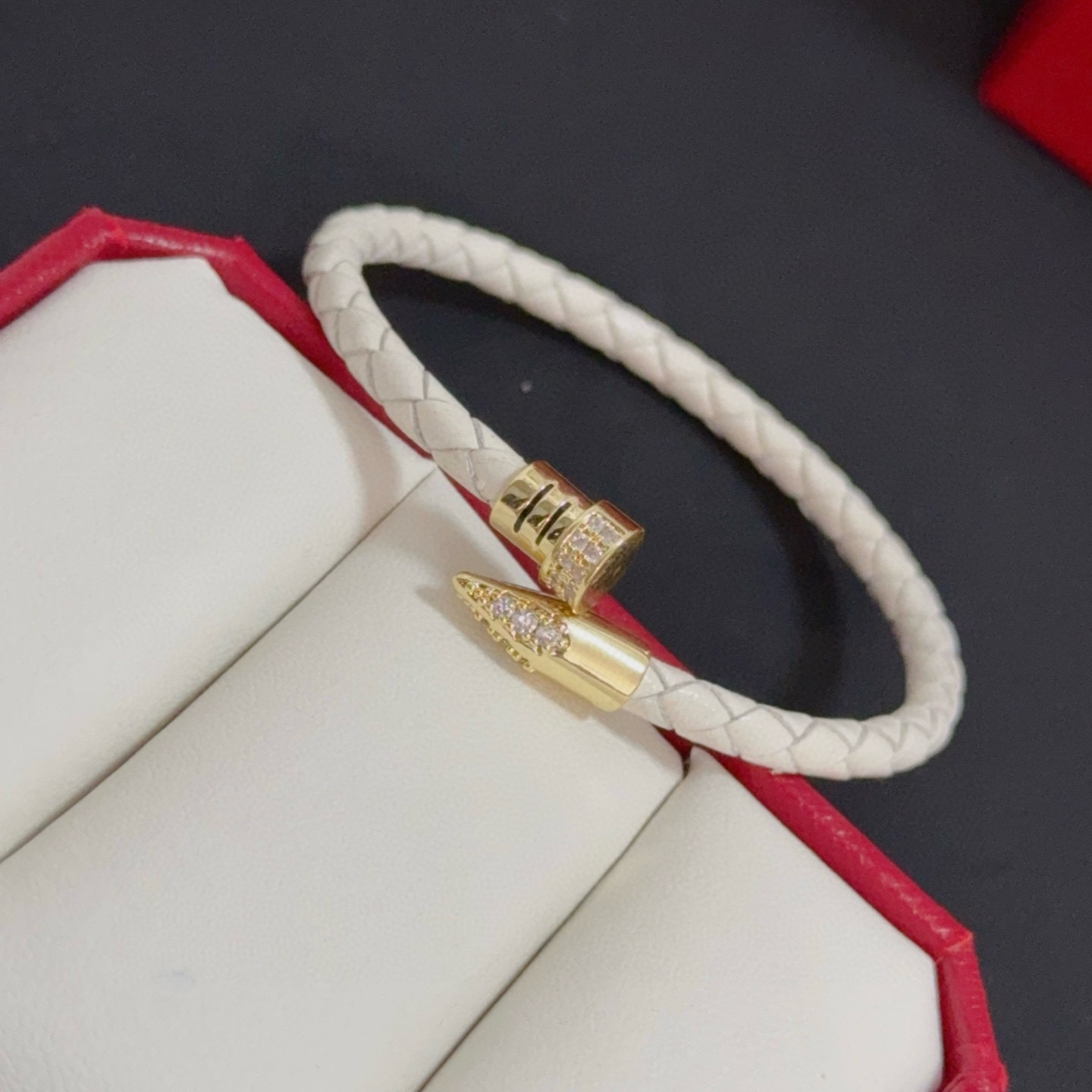 Cartier 卡地亚镶钻皮绳手镯 高端定制版本 镶嵌钻工艺 V金材质 而 风格 用凌厉线条重构爱情美学 打破常规