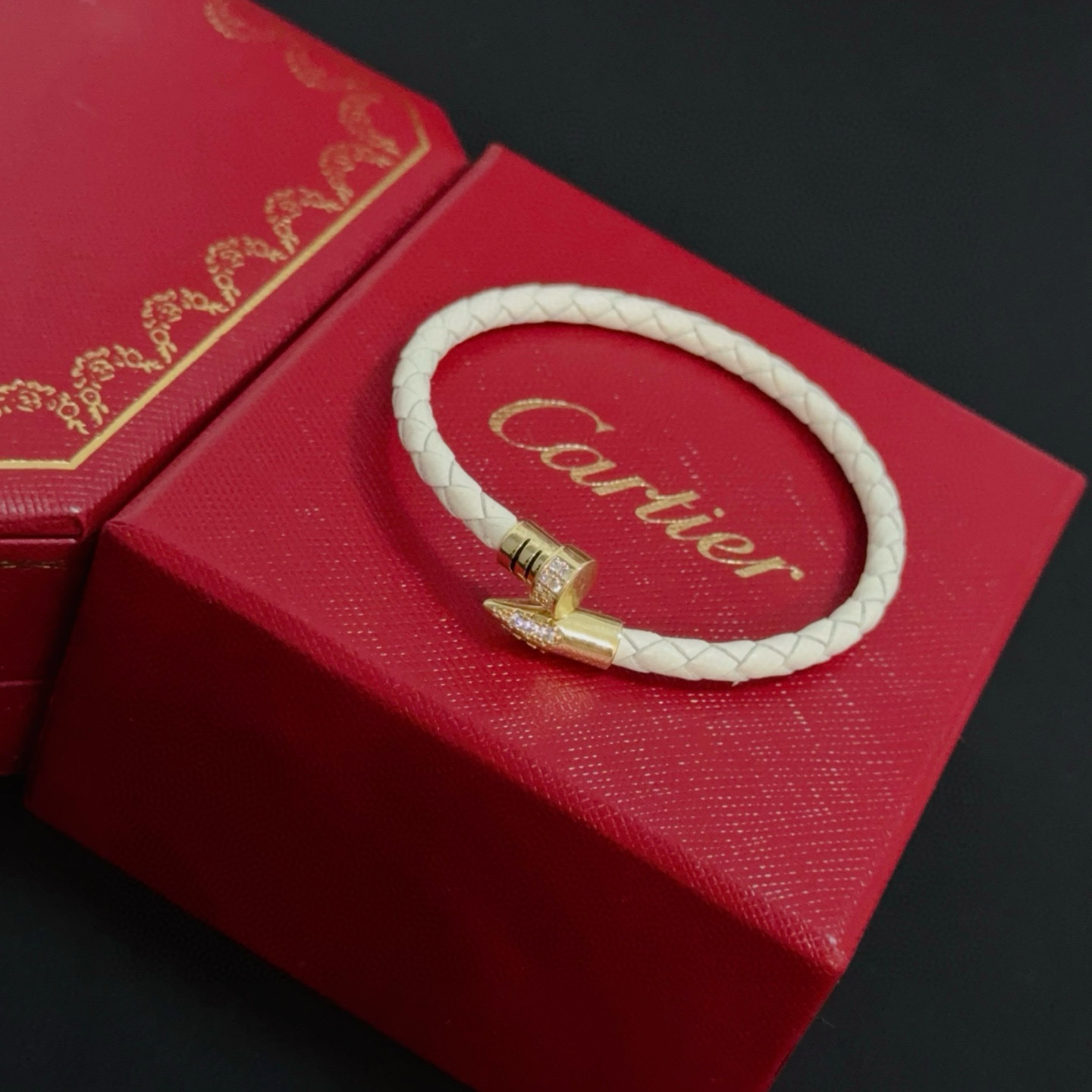 Cartier 卡地亚镶钻皮绳手镯 高端定制版本 镶嵌钻工艺 V金材质 而 风格 用凌厉线条重构爱情美学 打破常规
