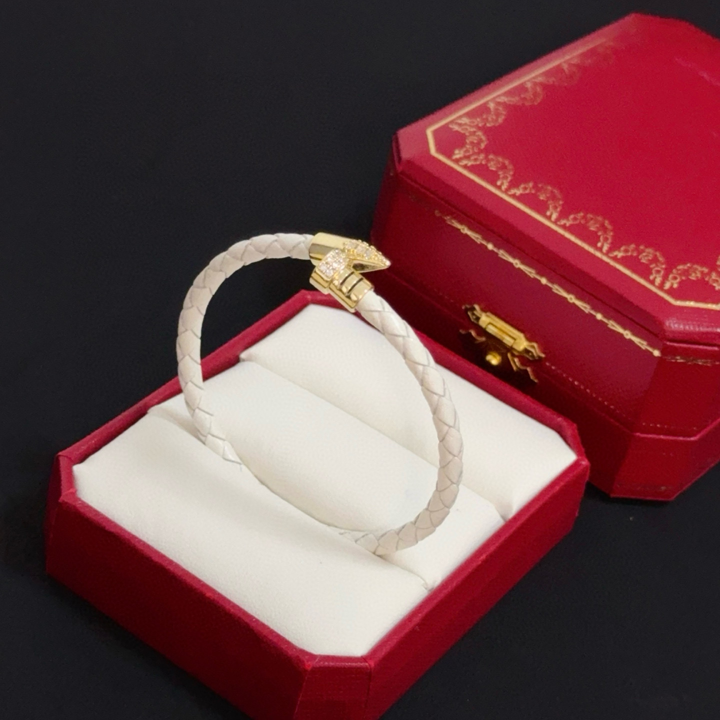 Cartier 卡地亚镶钻皮绳手镯 高端定制版本 镶嵌钻工艺 V金材质 而 风格 用凌厉线条重构爱情美学 打破常规