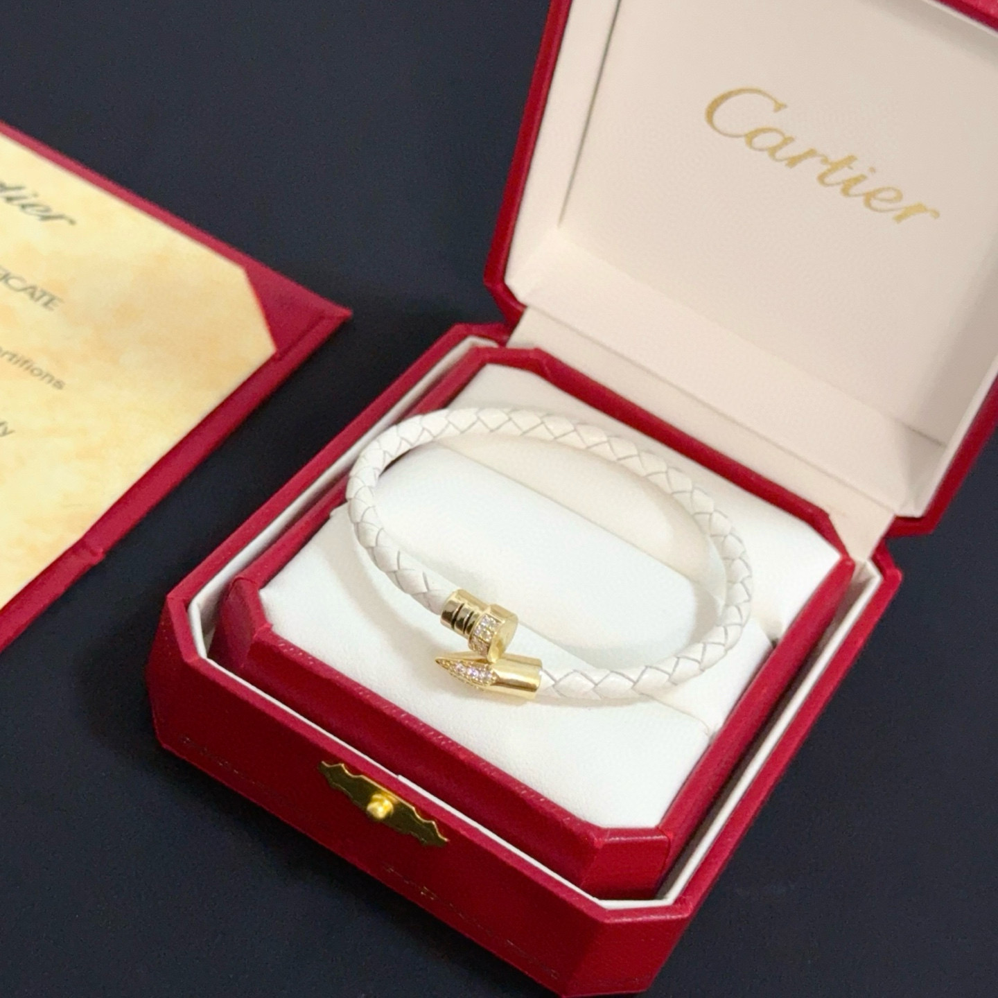 Cartier 卡地亚镶钻皮绳手镯 高端定制版本 镶嵌钻工艺 V金材质 而 风格 用凌厉线条重构爱情美学 打破常规