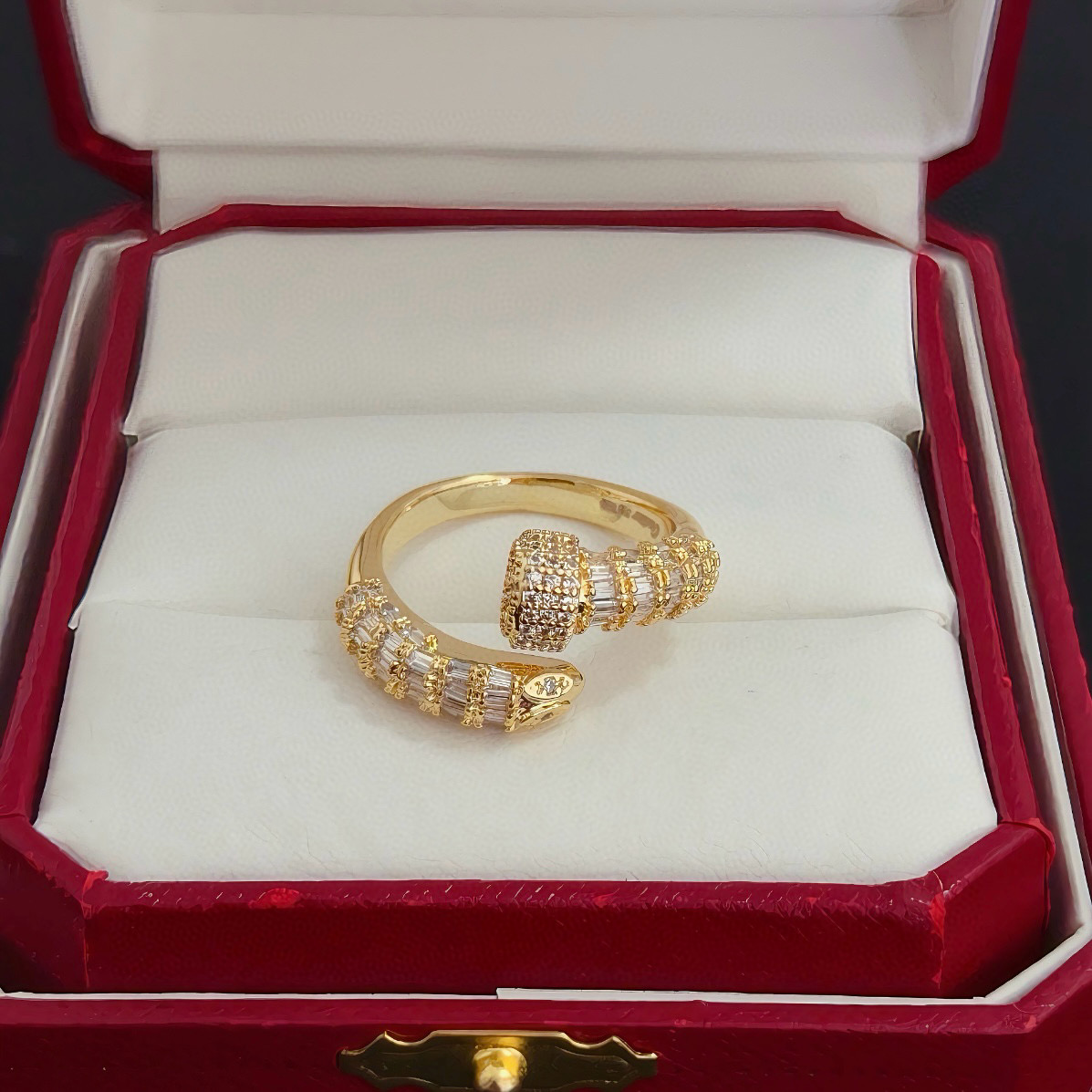 Cartier 卡地亚镶钻钉子戒指 高端定制版本 镶嵌钻工艺 V金材质 而 风格 用凌厉线条重构爱情美学 打破常规