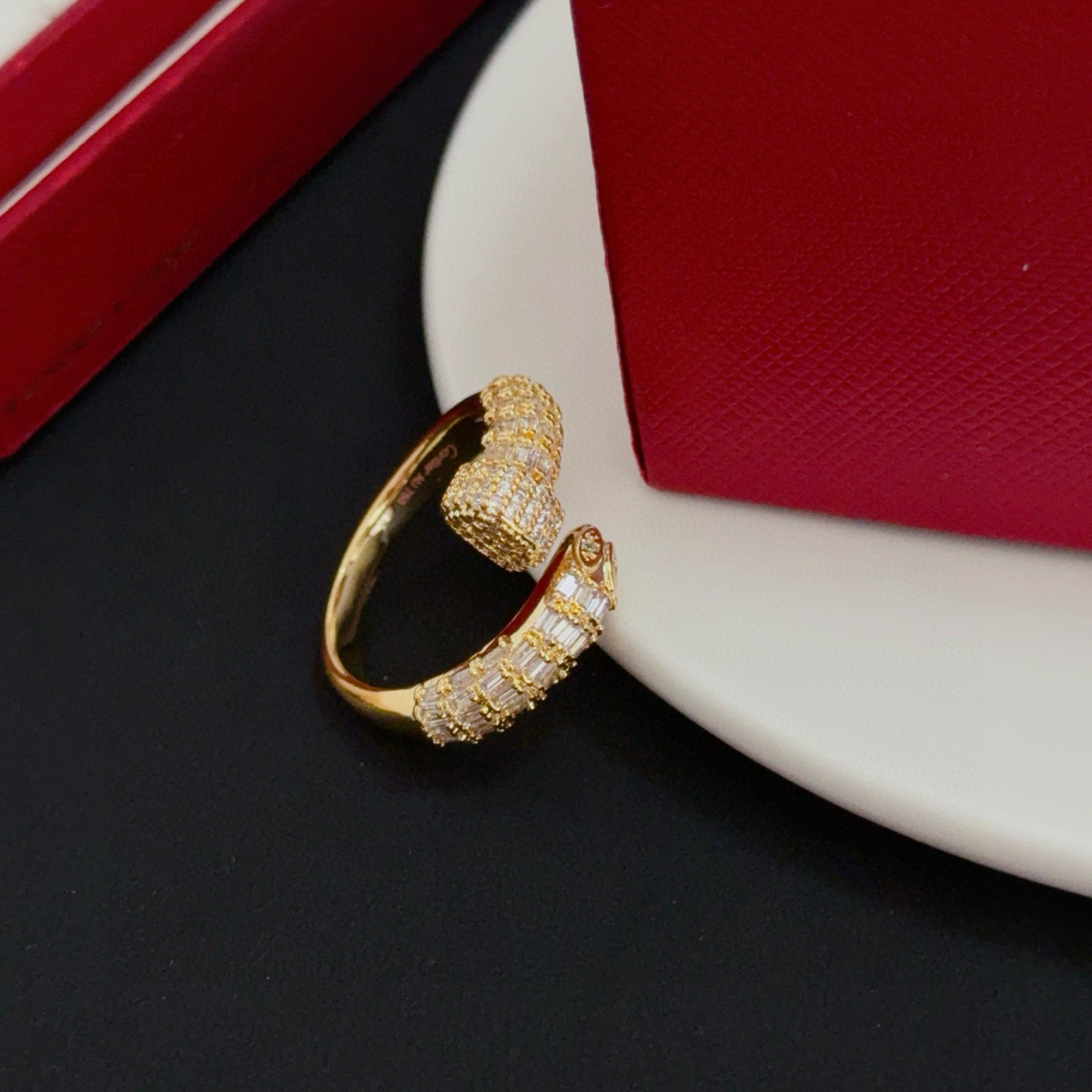 Cartier 卡地亚镶钻钉子戒指 高端定制版本 镶嵌钻工艺 V金材质 而 风格 用凌厉线条重构爱情美学 打破常规