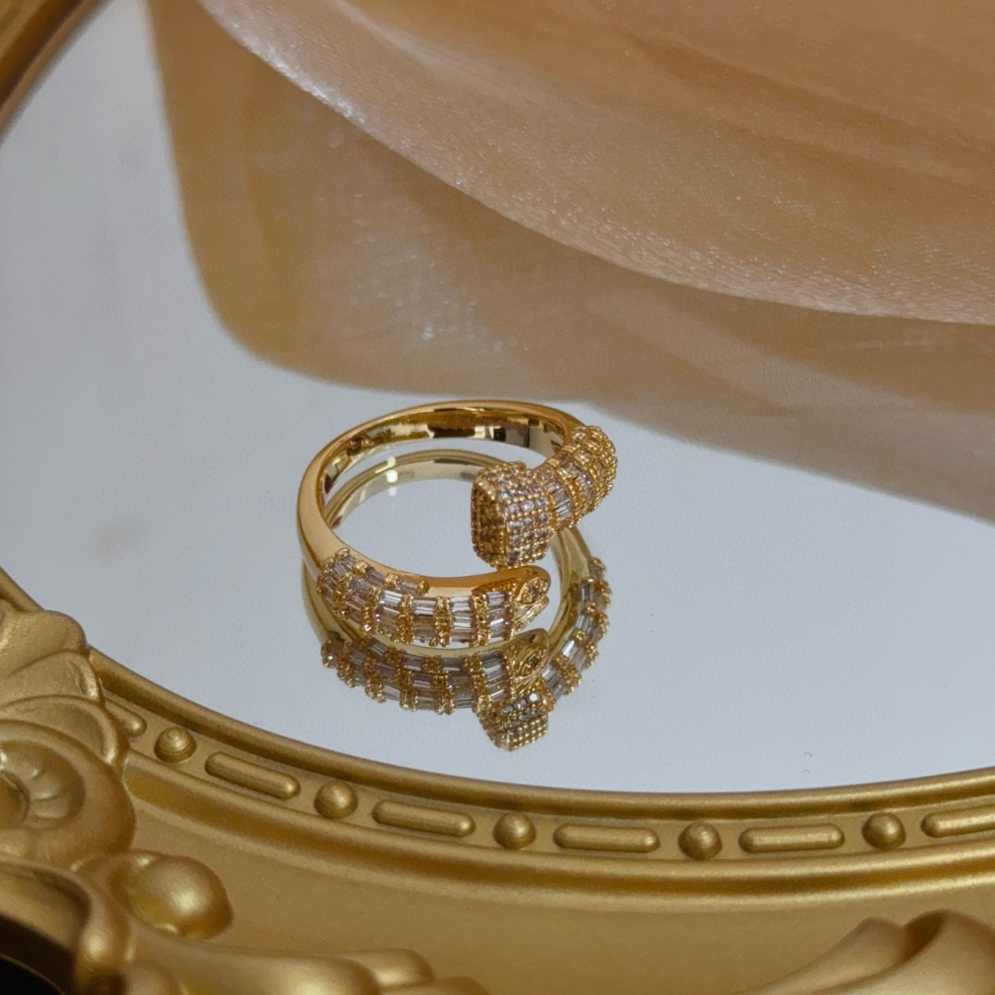 Cartier 卡地亚镶钻钉子戒指 高端定制版本 镶嵌钻工艺 V金材质 而 风格 用凌厉线条重构爱情美学 打破常规