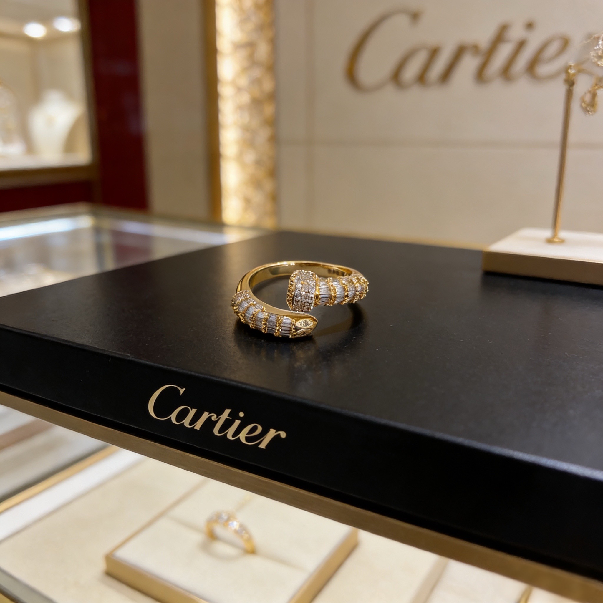 Cartier 卡地亚镶钻钉子戒指 高端定制版本 镶嵌钻工艺 V金材质 而 风格 用凌厉线条重构爱情美学 打破常规