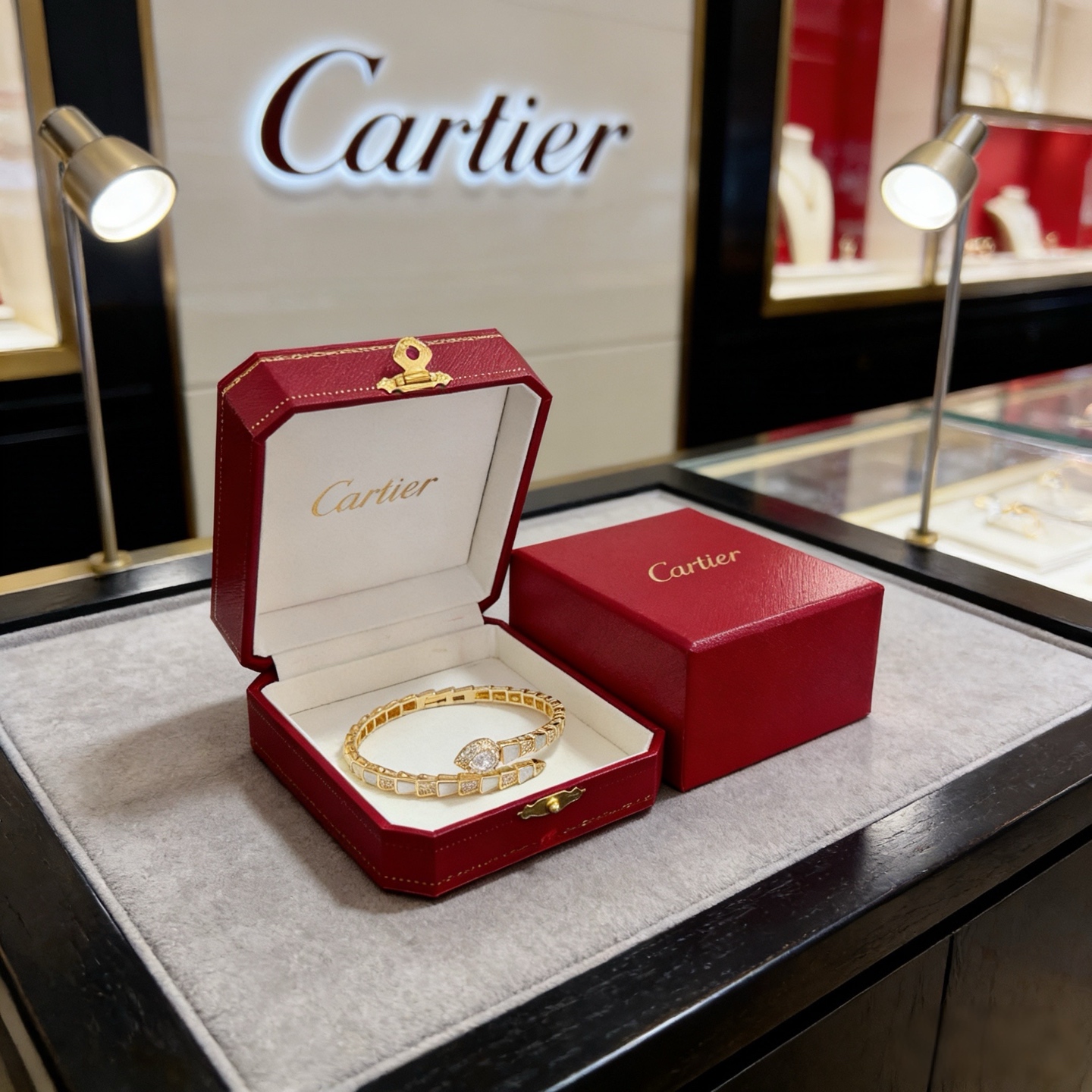 NO:763125,Cartier diamond-encrusted bracelet, high-end customized version, diamond-encrusted craftsmanship, V gold material, classic and fashionable style, reconstruct the aesthetics of love with sharp lines!  Breaking the rules, the diamond-encrusted design actually achieves the ceiling of high-end sense - no need for flashy accumulation, love should be as pure as ever. Cartier is loved by many celebrities and Internet celebrities. The Leopard series bracelet is absolutely an eternal classic, and it is not limited to men and women, and there is no age limit!  Wear it and you will be the center of attention!  , jewelry boutique, cartier, bracelet19860909卡地亚镶钻手镯 高端定制版本 镶嵌钻工艺 V金材质 经典而时尚风格 用凌厉线条重构爱情美学！打破常规,镶嵌钻设计反而成就高级感天花板——无需浮华堆砌,爱本应纯粹如初 卡地亚受众多明星网红的爱戴 豹子系列手镯 绝对是永恒经典 而且男女不限 年龄不限 ！戴上它你就是焦点！,饰品精品,cartier,bracelet,Jewelry